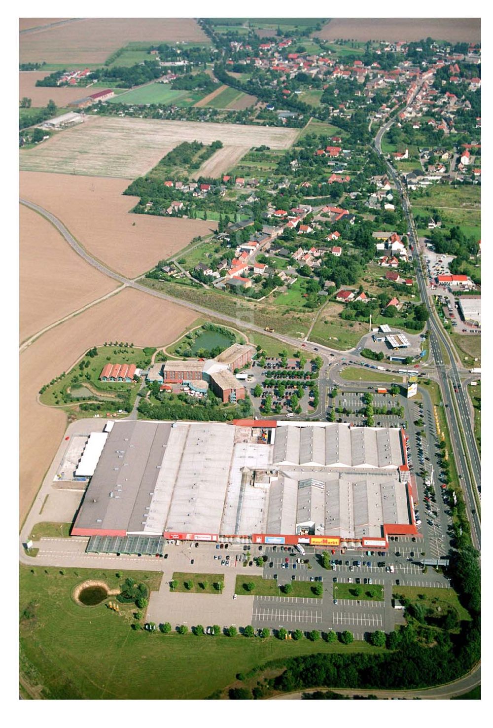 Brehna / Sachsen-Anhalt from the bird's eye view: Einkaufszentrum und Gewerbegebiet am Autobahnkreuz Brehna