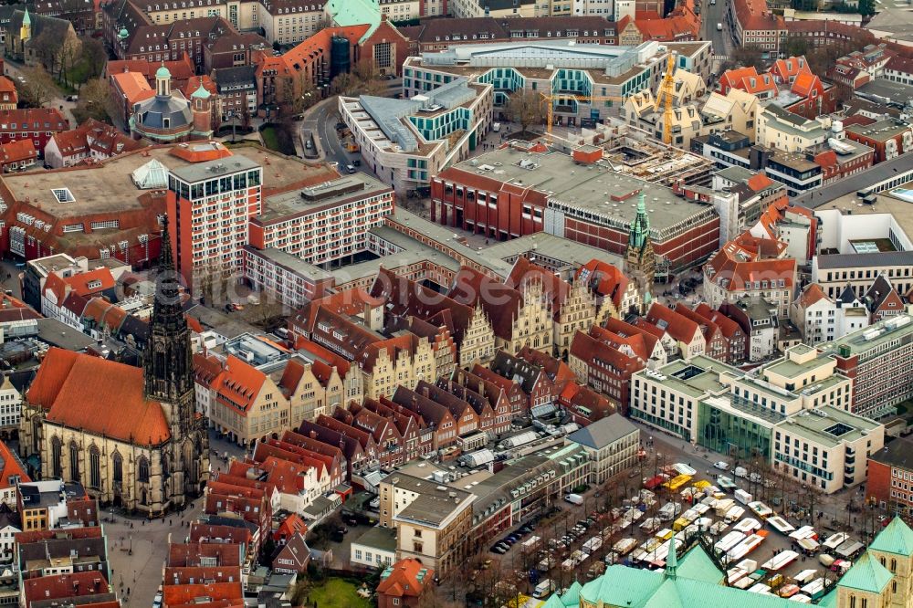 Münster from the bird's eye view: Half-timbered house and multi-family house- residential area in the old town area and inner city center on Prinzipalmarkt in the district Altstadt in Muenster in the state North Rhine-Westphalia, Germany