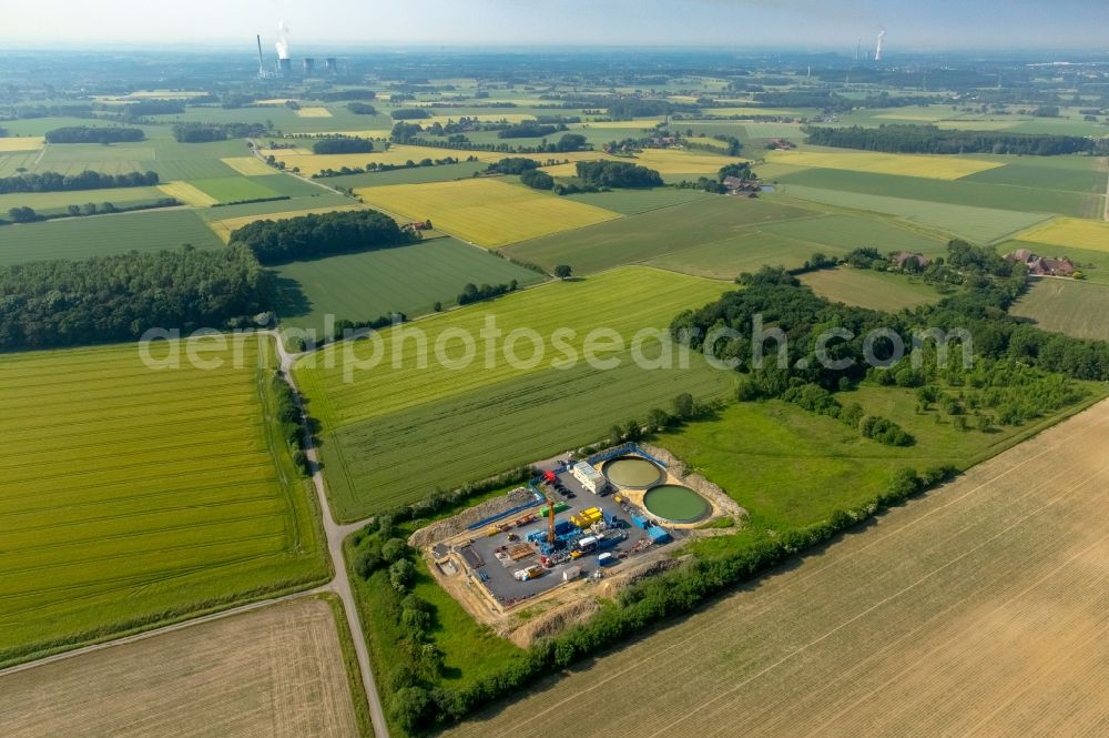 Herbern from the bird's eye view: Test drilling for gas Fracking- hydraulic fracturing station over the old mine Radbod 7 in Herbern in the state North Rhine-Westphalia