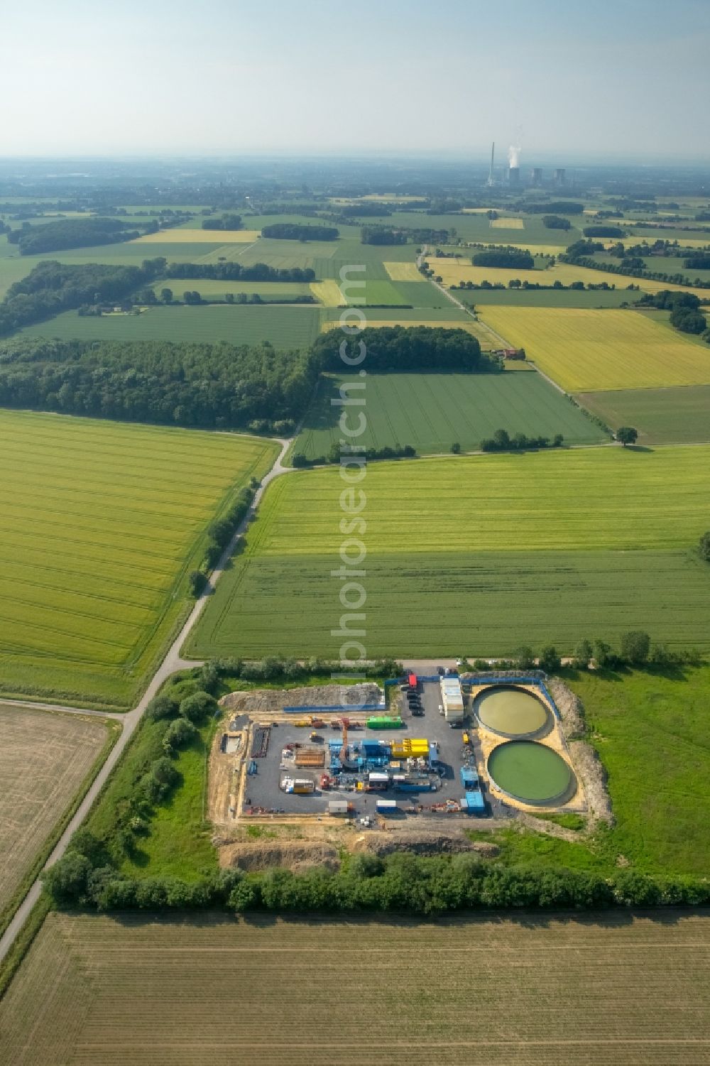 Aerial image Herbern - Test drilling for gas Fracking- hydraulic fracturing station over the old mine Radbod 7 in Herbern in the state North Rhine-Westphalia