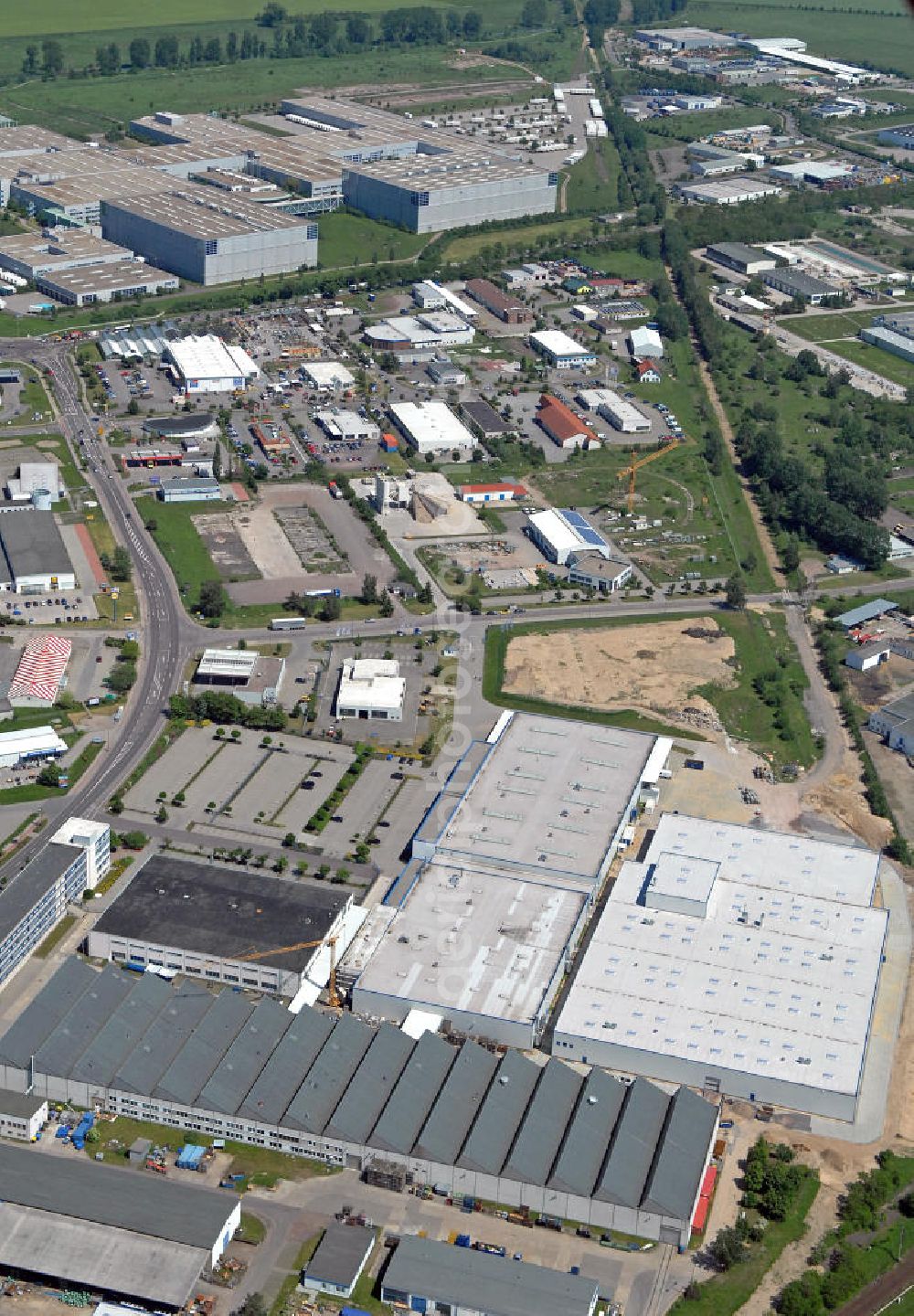 Haldensleben from the bird's eye view: Blick auf die Produktions- und Logistikhalle der IFA Maschinenbau GmbH. Der Automobilzulieferer ist vor allem auf die Produktion von Gelenk-, Kardan- und Seitenwellen spezialisiert und beliefert u.a. SEAT, Porsche und Volkswagen. View of the production and logistics hall of the IFA Maschinenbau GmbH, the car parts supplier is mainly specialized to the production of joint, cardan and side shafts and supplies SEAT, Porsche and Volkswagen.