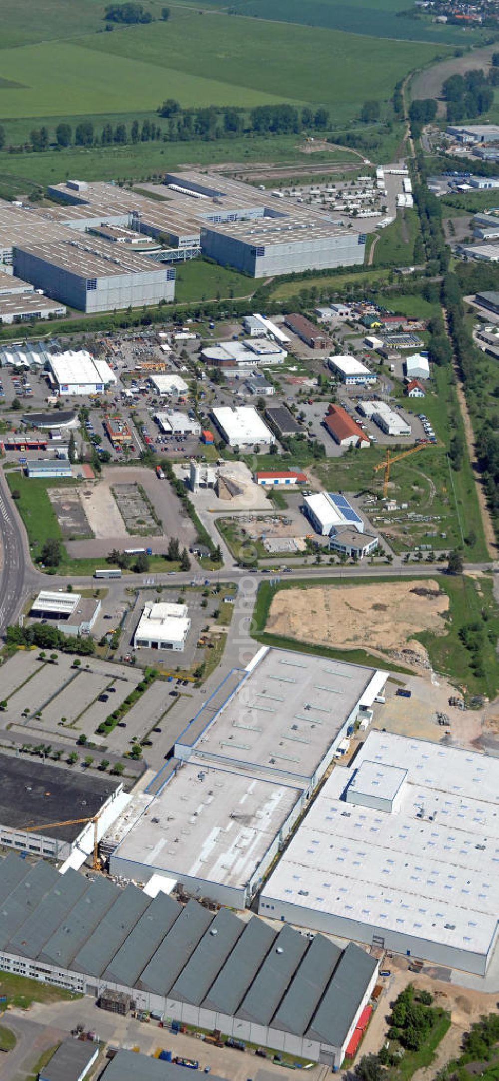 Aerial image Haldensleben - Blick auf die Produktions- und Logistikhalle der IFA Maschinenbau GmbH. Der Automobilzulieferer ist vor allem auf die Produktion von Gelenk-, Kardan- und Seitenwellen spezialisiert und beliefert u.a. SEAT, Porsche und Volkswagen. View of the production and logistics hall of the IFA Maschinenbau GmbH, the car parts supplier is mainly specialized to the production of joint, cardan and side shafts and supplies SEAT, Porsche and Volkswagen.