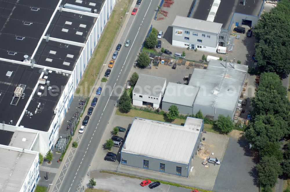 Bönen from the bird's eye view: Blick auf eine Produktionshalle mit integriertem Büro und LKW Waage. Adresse: Gewerbegebiet Bönen, Schulstrasse, 59199 Bönen; Vermietung / Verwaltung: Unternehmensgruppe Markus Gerold, An der Vaerstbrücke 1, 59425 Unna, Tel. +49(0)2303 25036-26, Fax +49(0)2303 25036-27, E-Mail: info@markus-gerold.de