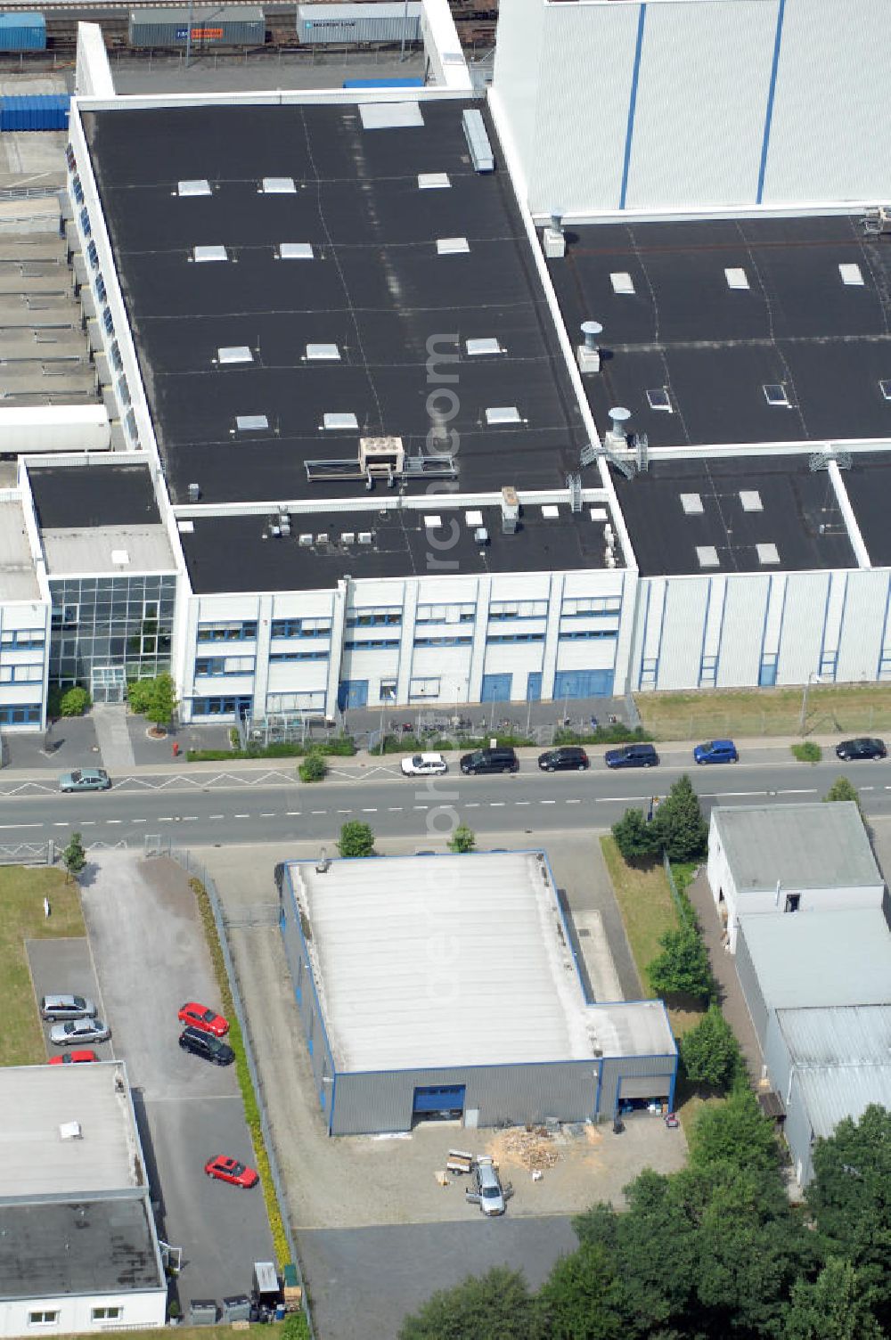 Bönen from the bird's eye view: Blick auf eine Produktionshalle mit integriertem Büro und LKW Waage. Adresse: Gewerbegebiet Bönen, Schulstrasse, 59199 Bönen; Vermietung / Verwaltung: Unternehmensgruppe Markus Gerold, An der Vaerstbrücke 1, 59425 Unna, Tel. +49(0)2303 25036-26, Fax +49(0)2303 25036-27, E-Mail: info@markus-gerold.de