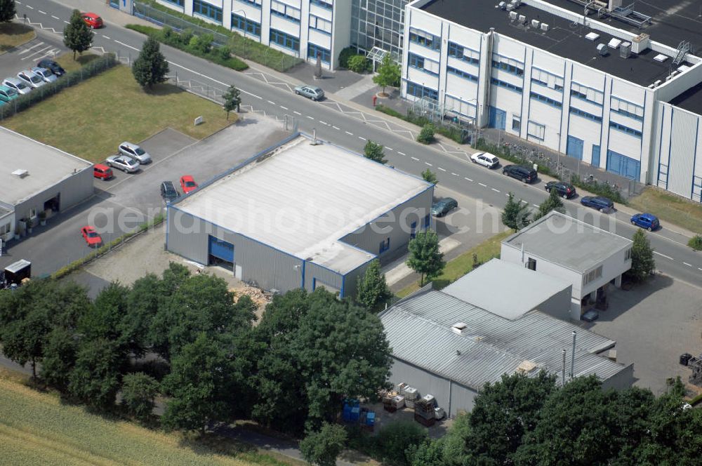 Bönen from above - Blick auf eine Produktionshalle mit integriertem Büro und LKW Waage. Adresse: Gewerbegebiet Bönen, Schulstrasse, 59199 Bönen; Vermietung / Verwaltung: Unternehmensgruppe Markus Gerold, An der Vaerstbrücke 1, 59425 Unna, Tel. +49(0)2303 25036-26, Fax +49(0)2303 25036-27, E-Mail: info@markus-gerold.de