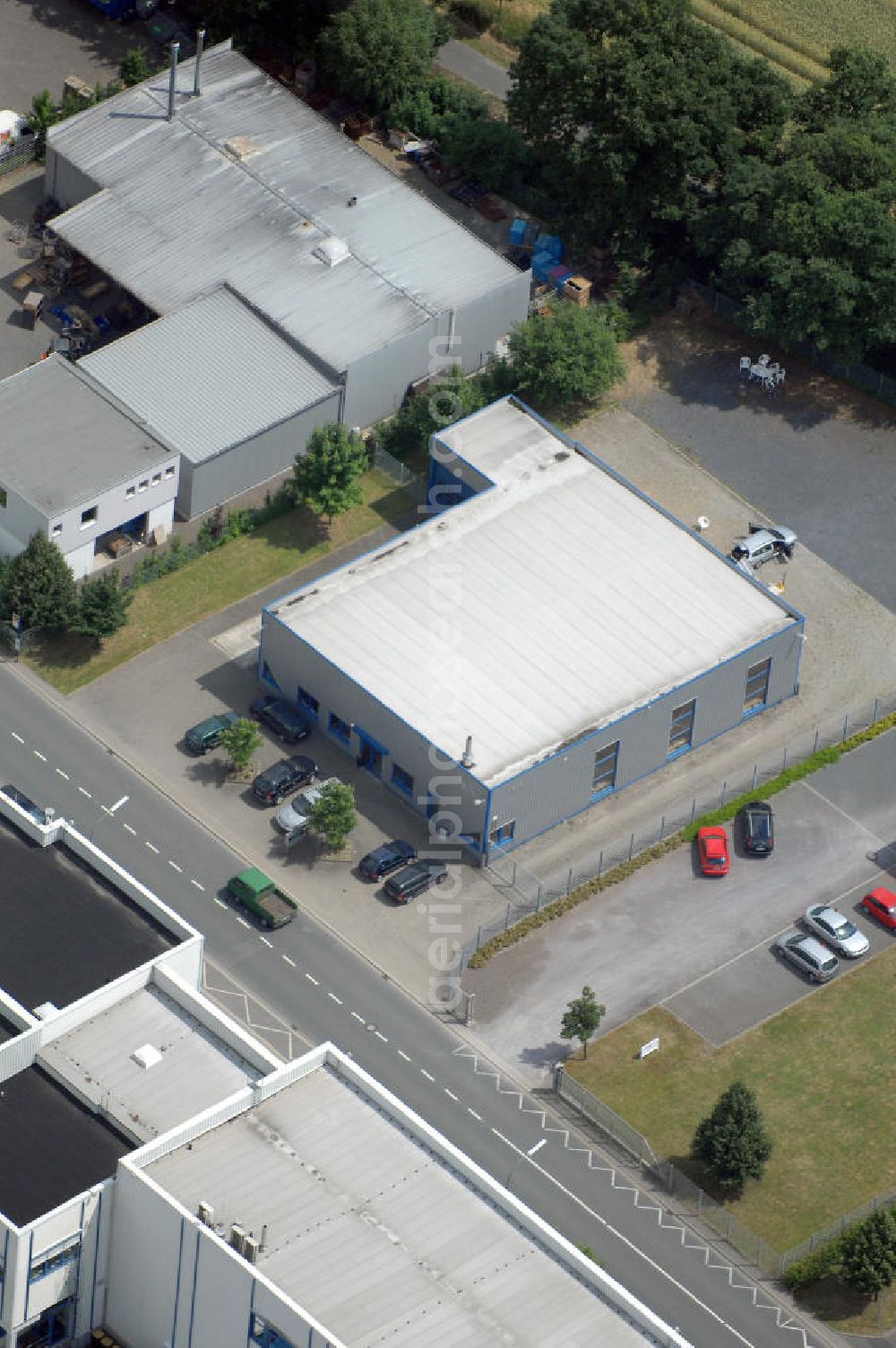 Aerial image Bönen - Blick auf eine Produktionshalle mit integriertem Büro und LKW Waage. Adresse: Gewerbegebiet Bönen, Schulstrasse, 59199 Bönen; Vermietung / Verwaltung: Unternehmensgruppe Markus Gerold, An der Vaerstbrücke 1, 59425 Unna, Tel. +49(0)2303 25036-26, Fax +49(0)2303 25036-27, E-Mail: info@markus-gerold.de