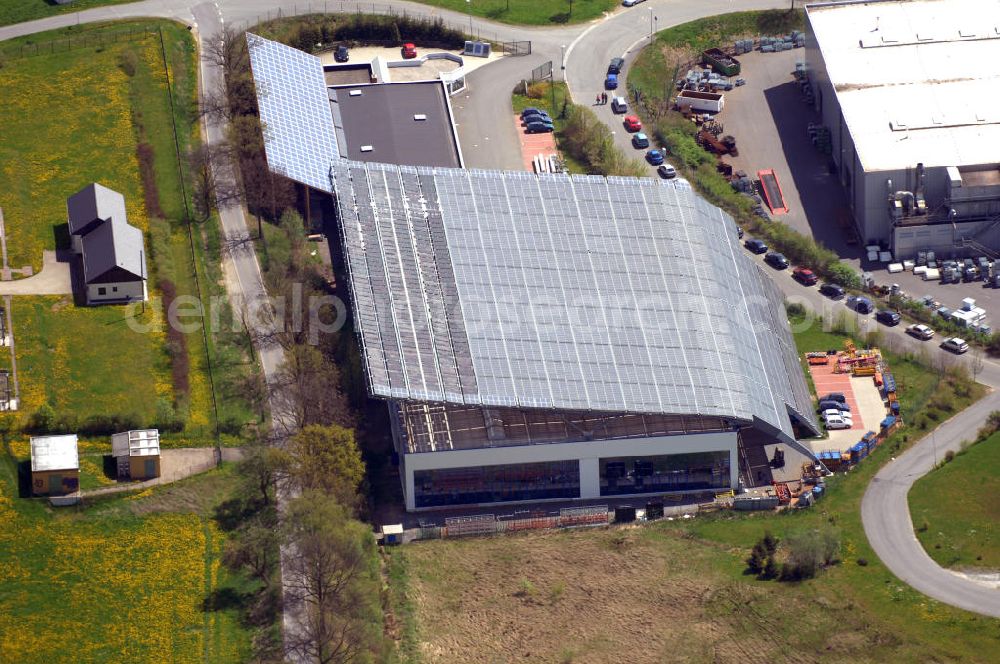 Oelsnitz from the bird's eye view: Blick auf eine neue Produktionshalle der Firma Meiser Gitterroste im Industriegebiet am Johannisberg. Sie wurde vom Architekten Jürgen T. Christ entworfen. Kontakt: Meiser Gitterroste KG, Am Lehmteich 3, 08606 Oelsnitz, Tel. +49(0)37421 50 0, Fax +49(0)37421 50 2120,