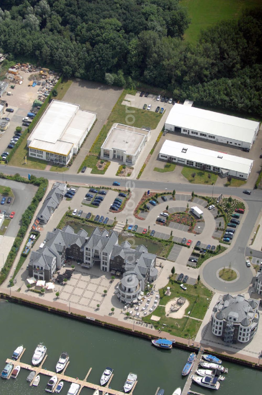 Bergkamen - Rünthe from above - Bürogebäude mit Logistikzentrum der Finnveden Bulten GmbH, Industriestr. 20, 59192 Bergkamen-Rünthe, Tel. +49(0)2389 782-0, Fax +49(0)2389 782-43; Vermietung / Verwaltung: Unternehmensgruppe Markus Gerold, An der Vaerstbrücke 1, 59425 Unna, Tel. +49(0)2303 25036-26, Fax +49(0)2303 25036-27, E-Mail: info@markus-gerold.de