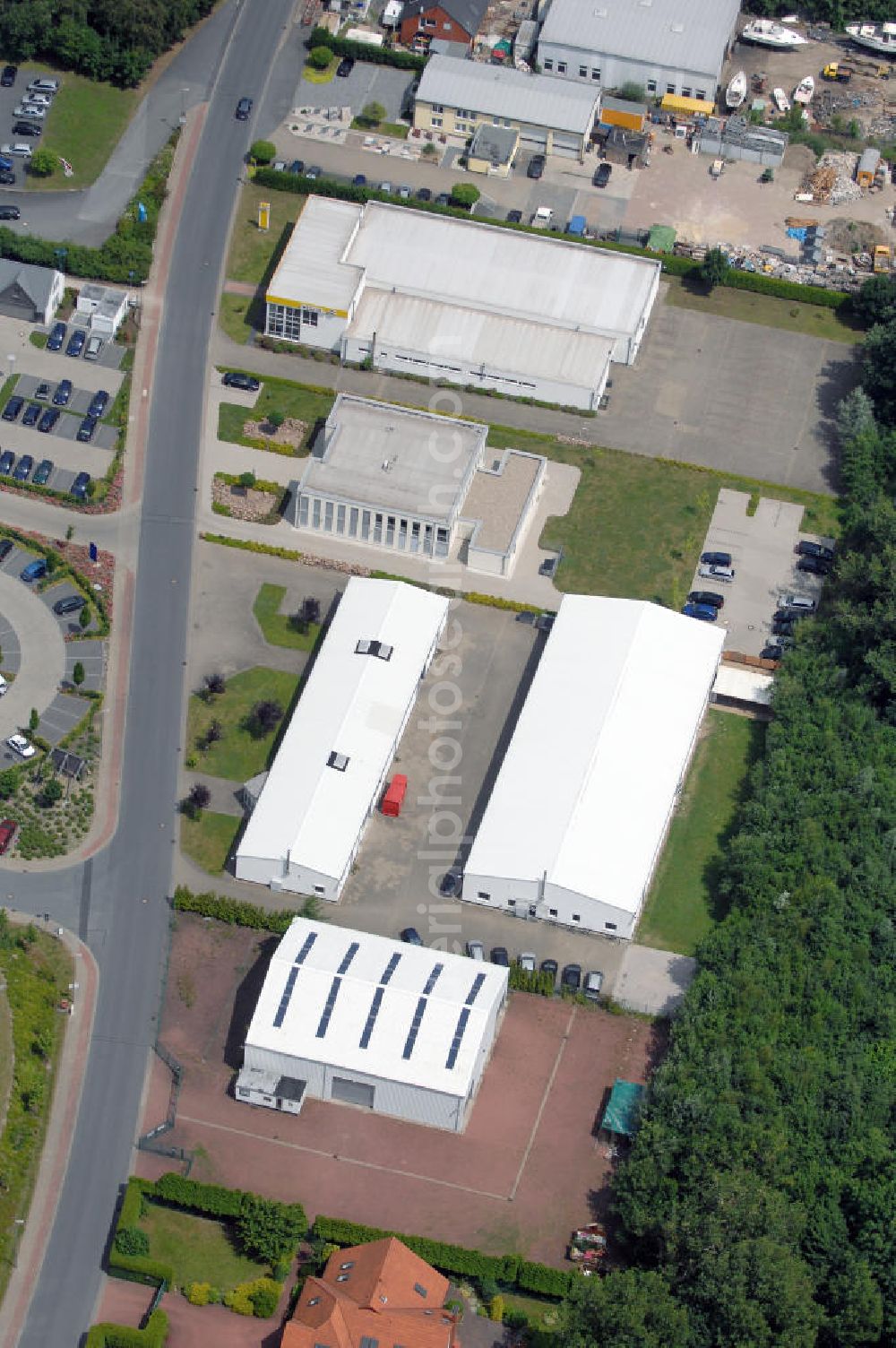 Bergkamen - Rünthe from the bird's eye view: Bürogebäude mit Logistikzentrum der Finnveden Bulten GmbH, Industriestr. 20, 59192 Bergkamen-Rünthe, Tel. +49(0)2389 782-0, Fax +49(0)2389 782-43; Vermietung / Verwaltung: Unternehmensgruppe Markus Gerold, An der Vaerstbrücke 1, 59425 Unna, Tel. +49(0)2303 25036-26, Fax +49(0)2303 25036-27, E-Mail: info@markus-gerold.de