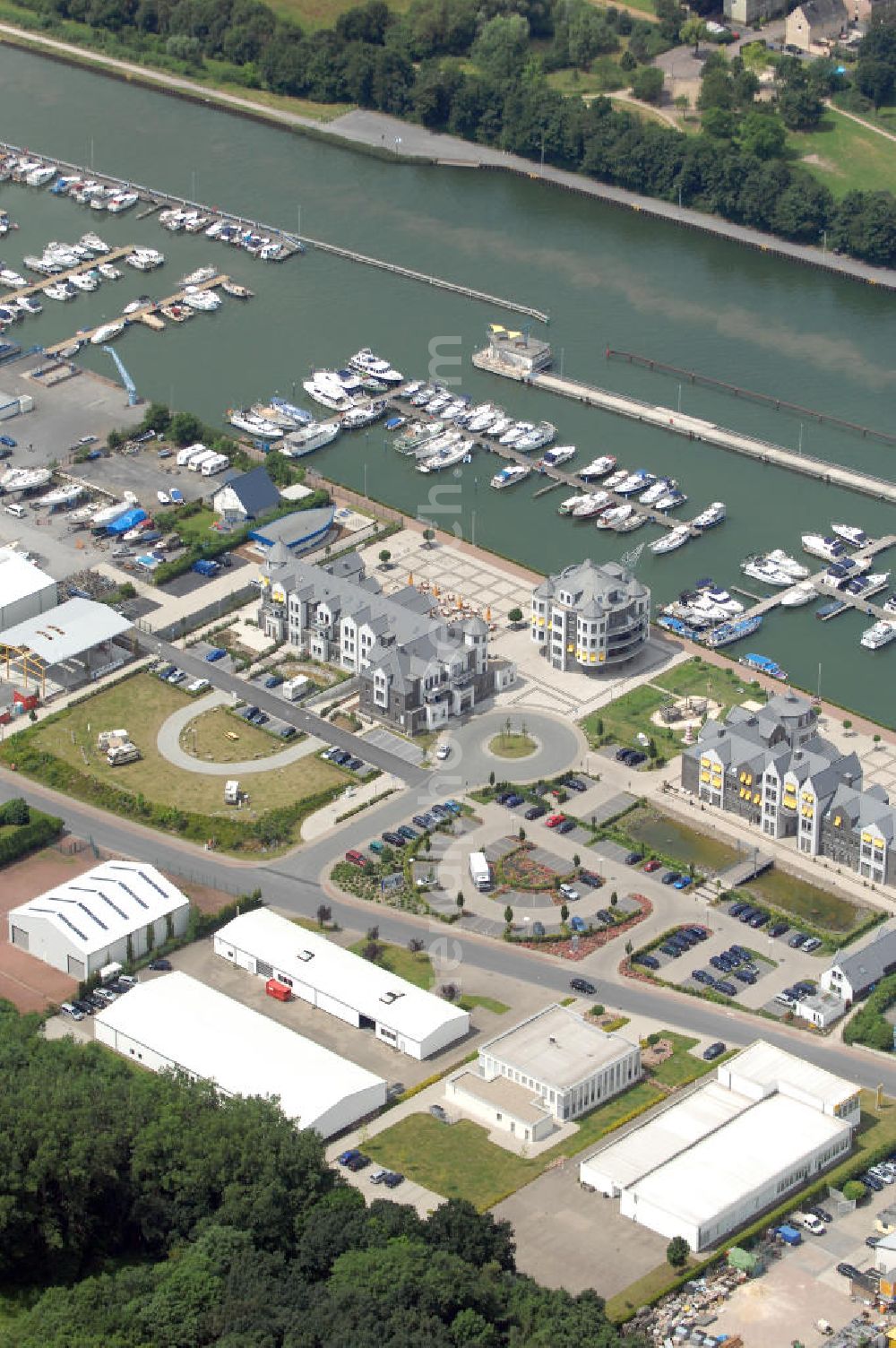 Aerial photograph Bergkamen - Rünthe - Bürogebäude mit Logistikzentrum der Finnveden Bulten GmbH, Industriestr. 20, 59192 Bergkamen-Rünthe, Tel. +49(0)2389 782-0, Fax +49(0)2389 782-43; Vermietung / Verwaltung: Unternehmensgruppe Markus Gerold, An der Vaerstbrücke 1, 59425 Unna, Tel. +49(0)2303 25036-26, Fax +49(0)2303 25036-27, E-Mail: info@markus-gerold.de