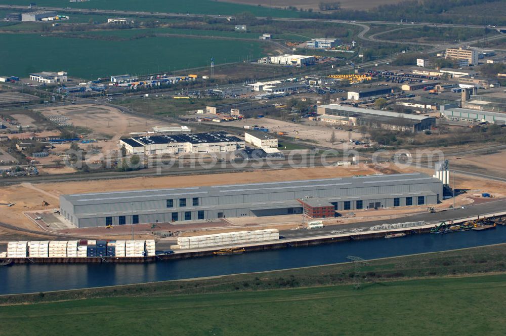 Magdeburg from above - Blick auf eine neue Produktionsstätte / Werk der Enercon GmbH im Hansehafen Magdeburg, für die größte Windkraftanlage der Welt, die E 126, welche hier in Serie produziert werden soll. Die Analge hat einen Rotordurchmesser von 126 Meter und eine höhe um die 200 Meter. Kontakt: ENERCON GmbH, Dreekamp 5, 26605 Aurich, Tel.+49(0)4941 927-0, Fax +49(0)4941 927-109, email: info@enercon.de