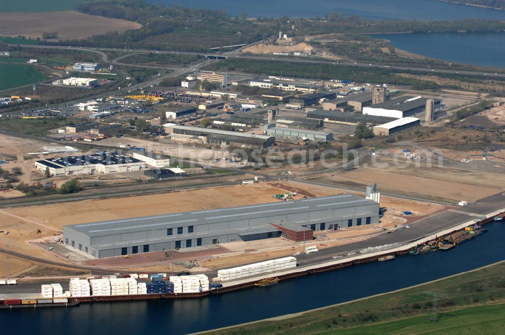 Magdeburg from the bird's eye view: Blick auf eine neue Produktionsstätte / Werk der Enercon GmbH im Hansehafen Magdeburg, für die größte Windkraftanlage der Welt, die E 126, welche hier in Serie produziert werden soll. Die Analge hat einen Rotordurchmesser von 126 Meter und eine höhe um die 200 Meter. Kontakt: ENERCON GmbH, Dreekamp 5, 26605 Aurich, Tel.+49(0)4941 927-0, Fax +49(0)4941 927-109, email: info@enercon.de