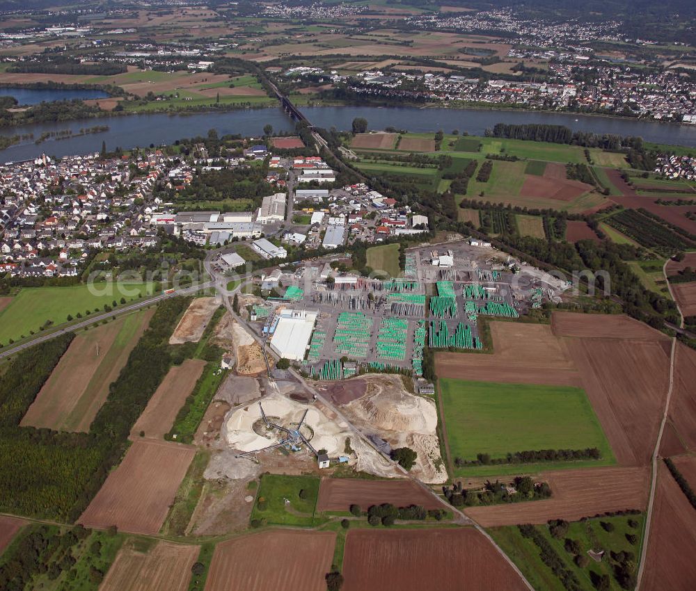 Aerial photograph Urmitz - Die Produktionsstätte der Firma Rünz & Hoffend KG an der Brückenstraße. Das Unternehmen produziert Baustoffe aus Bimsstein. The production facility of the company Rünz & Hoffend KG at the Bruckenstrasse. The company produces building materials made of pumice.