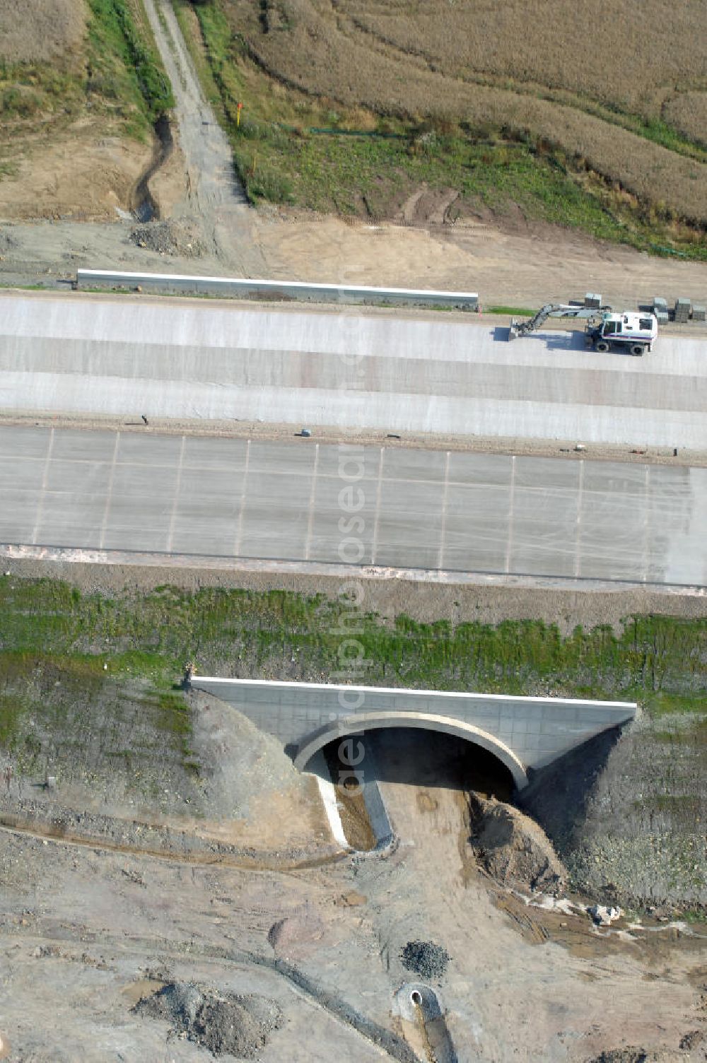 Eisenach from the bird's eye view: Blick auf die Baustelle einer Unterführung der A4 für die Strassenverbindung zwischen Krauthausen und Eisenach. Der Neubau ist Teil des Projekt Nordverlegung / Umfahrung Hörselberge der Autobahn E40 / A4 in Thüringen bei Eisenach. Durchgeführt werden die im Zuge dieses Projektes notwendigen Arbeiten unter an derem von den Mitarbeitern der Niederlassung Weimar der EUROVIA Verkehrsbau Union sowie der Niederlassungen Abbruch und Erdbau, Betonstraßenbau, Ingenieurbau und TECO Schallschutz der EUROVIA Beton sowie der DEGES.