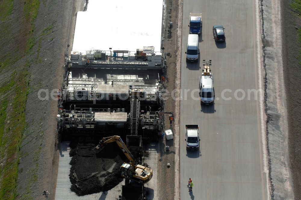 Eisenach from above - Blick auf eine Betoniermaschine auf der Baustelle der A4 kurz hinter der Unterführung für die Strassenverbindung zwischen Krauthausen und Eisenach. Der Neubau ist Teil des Projekt Nordverlegung / Umfahrung Hörselberge der Autobahn E40 / A4 in Thüringen bei Eisenach. Durchgeführt werden die im Zuge dieses Projektes notwendigen Arbeiten unter an derem von den Mitarbeitern der Niederlassung Weimar der EUROVIA Verkehrsbau Union sowie der Niederlassungen Abbruch und Erdbau, Betonstraßenbau, Ingenieurbau und TECO Schallschutz der EUROVIA Beton sowie der DEGES.