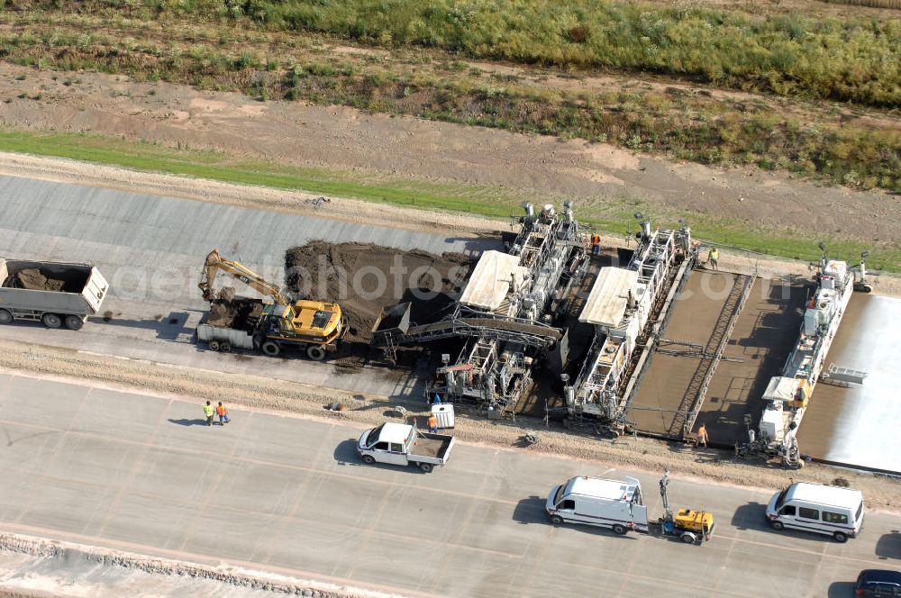 Aerial image Eisenach - Blick auf eine Betoniermaschine auf der Baustelle der A4 kurz hinter der Unterführung für die Strassenverbindung zwischen Krauthausen und Eisenach. Der Neubau ist Teil des Projekt Nordverlegung / Umfahrung Hörselberge der Autobahn E40 / A4 in Thüringen bei Eisenach. Durchgeführt werden die im Zuge dieses Projektes notwendigen Arbeiten unter an derem von den Mitarbeitern der Niederlassung Weimar der EUROVIA Verkehrsbau Union sowie der Niederlassungen Abbruch und Erdbau, Betonstraßenbau, Ingenieurbau und TECO Schallschutz der EUROVIA Beton sowie der DEGES.