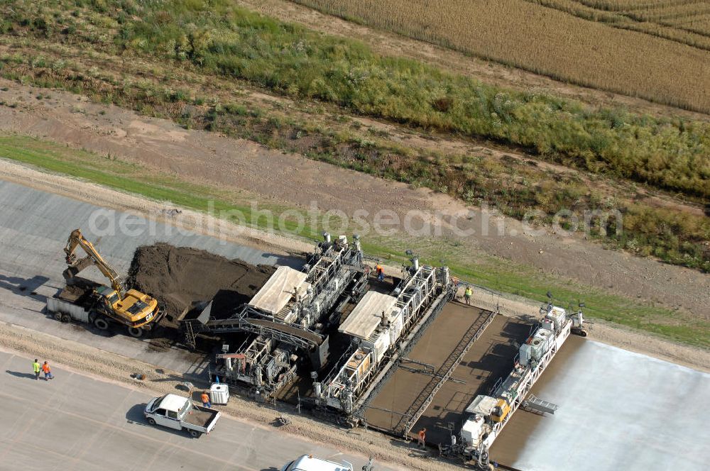 Aerial photograph Eisenach - Blick auf eine Betoniermaschine auf der Baustelle der A4 kurz hinter der Unterführung für die Strassenverbindung zwischen Krauthausen und Eisenach. Der Neubau ist Teil des Projekt Nordverlegung / Umfahrung Hörselberge der Autobahn E40 / A4 in Thüringen bei Eisenach. Durchgeführt werden die im Zuge dieses Projektes notwendigen Arbeiten unter an derem von den Mitarbeitern der Niederlassung Weimar der EUROVIA Verkehrsbau Union sowie der Niederlassungen Abbruch und Erdbau, Betonstraßenbau, Ingenieurbau und TECO Schallschutz der EUROVIA Beton sowie der DEGES.