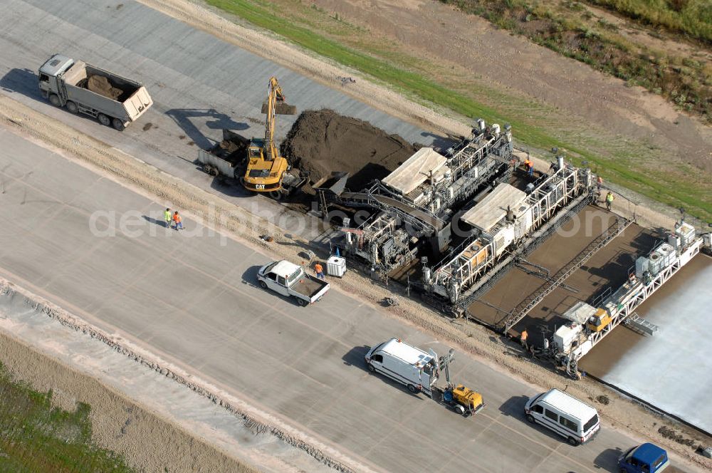 Eisenach from above - Blick auf eine Betoniermaschine auf der Baustelle der A4 kurz hinter der Unterführung für die Strassenverbindung zwischen Krauthausen und Eisenach. Der Neubau ist Teil des Projekt Nordverlegung / Umfahrung Hörselberge der Autobahn E40 / A4 in Thüringen bei Eisenach. Durchgeführt werden die im Zuge dieses Projektes notwendigen Arbeiten unter an derem von den Mitarbeitern der Niederlassung Weimar der EUROVIA Verkehrsbau Union sowie der Niederlassungen Abbruch und Erdbau, Betonstraßenbau, Ingenieurbau und TECO Schallschutz der EUROVIA Beton sowie der DEGES.