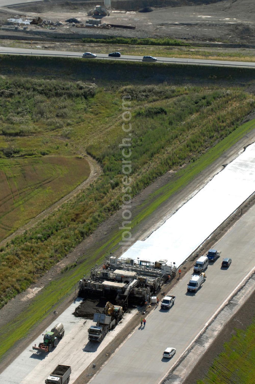 Aerial image Eisenach - Blick auf eine Betoniermaschine auf der Baustelle der A4 kurz hinter der Unterführung für die Strassenverbindung zwischen Krauthausen und Eisenach. Der Neubau ist Teil des Projekt Nordverlegung / Umfahrung Hörselberge der Autobahn E40 / A4 in Thüringen bei Eisenach. Durchgeführt werden die im Zuge dieses Projektes notwendigen Arbeiten unter an derem von den Mitarbeitern der Niederlassung Weimar der EUROVIA Verkehrsbau Union sowie der Niederlassungen Abbruch und Erdbau, Betonstraßenbau, Ingenieurbau und TECO Schallschutz der EUROVIA Beton sowie der DEGES.