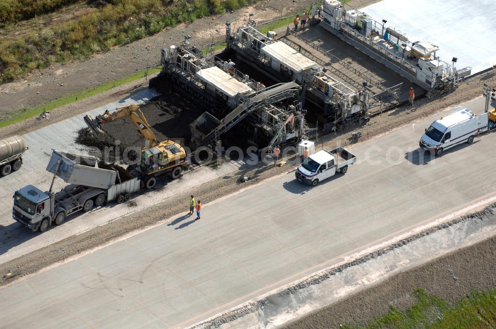 Eisenach from above - Blick auf eine Betoniermaschine auf der Baustelle der A4 kurz hinter der Unterführung für die Strassenverbindung zwischen Krauthausen und Eisenach. Der Neubau ist Teil des Projekt Nordverlegung / Umfahrung Hörselberge der Autobahn E40 / A4 in Thüringen bei Eisenach. Durchgeführt werden die im Zuge dieses Projektes notwendigen Arbeiten unter an derem von den Mitarbeitern der Niederlassung Weimar der EUROVIA Verkehrsbau Union sowie der Niederlassungen Abbruch und Erdbau, Betonstraßenbau, Ingenieurbau und TECO Schallschutz der EUROVIA Beton sowie der DEGES.