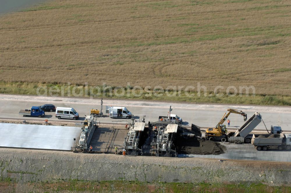 Aerial photograph Eisenach - Blick auf eine Betoniermaschine auf der Baustelle der A4 kurz hinter der Unterführung für die Strassenverbindung zwischen Krauthausen und Eisenach. Der Neubau ist Teil des Projekt Nordverlegung / Umfahrung Hörselberge der Autobahn E40 / A4 in Thüringen bei Eisenach. Durchgeführt werden die im Zuge dieses Projektes notwendigen Arbeiten unter an derem von den Mitarbeitern der Niederlassung Weimar der EUROVIA Verkehrsbau Union sowie der Niederlassungen Abbruch und Erdbau, Betonstraßenbau, Ingenieurbau und TECO Schallschutz der EUROVIA Beton sowie der DEGES.