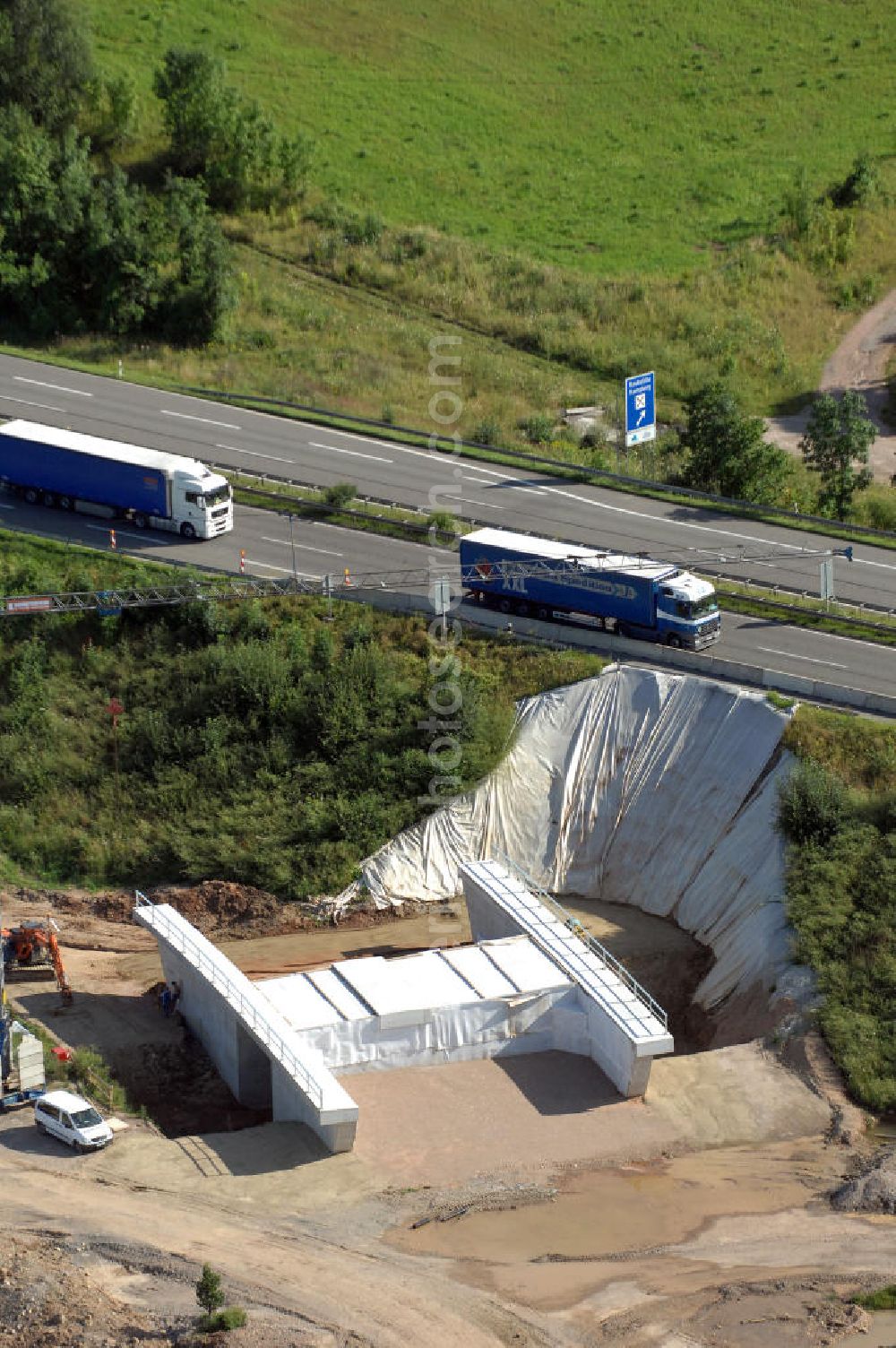 Aerial photograph Eisenach - Blick auf die Baustelle der Ausfahrt / Anschlussstelle Eisenach-West der A4. Hier eine Überführung zur B7 im Südteil. Der Neubau ist Teil des Projekt Nordverlegung / Umfahrung Hörselberge der Autobahn E40 / A4 in Thüringen bei Eisenach. Durchgeführt werden die im Zuge dieses Projektes notwendigen Arbeiten unter an derem von den Mitarbeitern der Niederlassung Weimar der EUROVIA Verkehrsbau Union sowie der Niederlassungen Abbruch und Erdbau, Betonstraßenbau, Ingenieurbau und TECO Schallschutz der EUROVIA Beton sowie der DEGES.