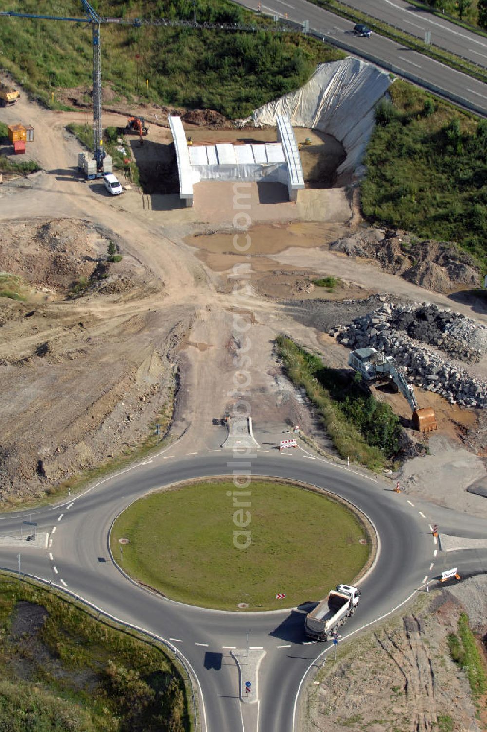 Eisenach from above - Blick auf die Baustelle der Ausfahrt / Anschlussstelle Eisenach-West der A4. Hier eine Überführung zur B7 im Südteil mit Kreisverkehr. Der Neubau ist Teil des Projekt Nordverlegung / Umfahrung Hörselberge der Autobahn E40 / A4 in Thüringen bei Eisenach. Durchgeführt werden die im Zuge dieses Projektes notwendigen Arbeiten unter an derem von den Mitarbeitern der Niederlassung Weimar der EUROVIA Verkehrsbau Union sowie der Niederlassungen Abbruch und Erdbau, Betonstraßenbau, Ingenieurbau und TECO Schallschutz der EUROVIA Beton sowie der DEGES.