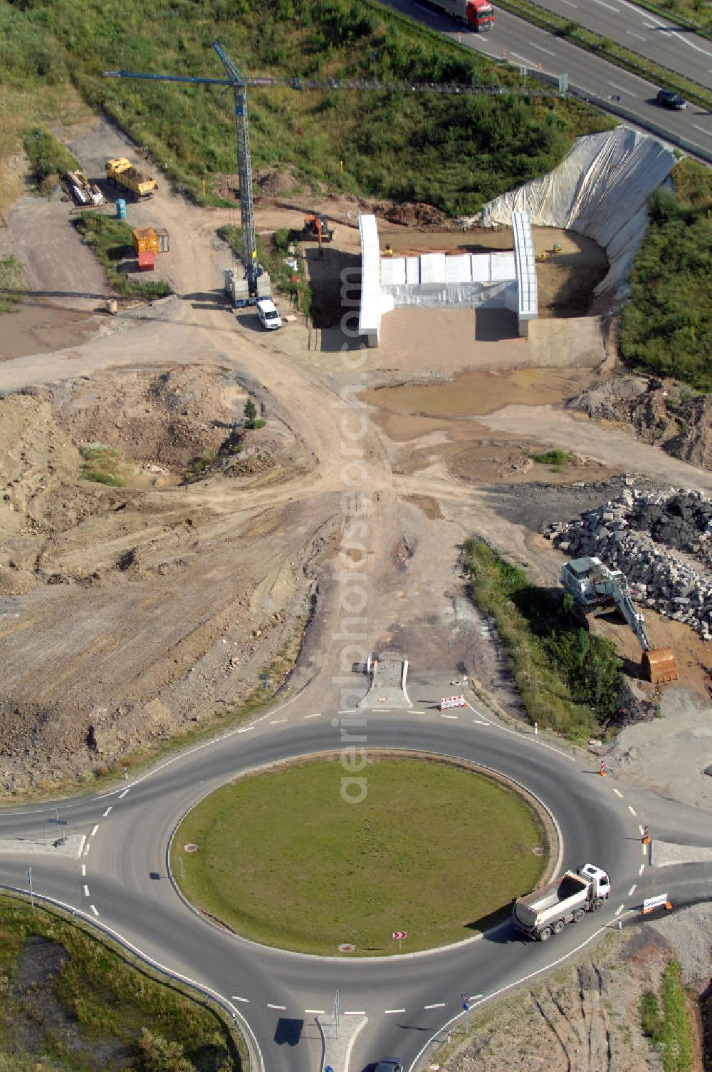 Eisenach from the bird's eye view: Blick auf die Baustelle der Ausfahrt / Anschlussstelle Eisenach-West der A4. Hier eine Überführung zur B7 im Südteil mit Kreisverkehr. Der Neubau ist Teil des Projekt Nordverlegung / Umfahrung Hörselberge der Autobahn E40 / A4 in Thüringen bei Eisenach. Durchgeführt werden die im Zuge dieses Projektes notwendigen Arbeiten unter an derem von den Mitarbeitern der Niederlassung Weimar der EUROVIA Verkehrsbau Union sowie der Niederlassungen Abbruch und Erdbau, Betonstraßenbau, Ingenieurbau und TECO Schallschutz der EUROVIA Beton sowie der DEGES.