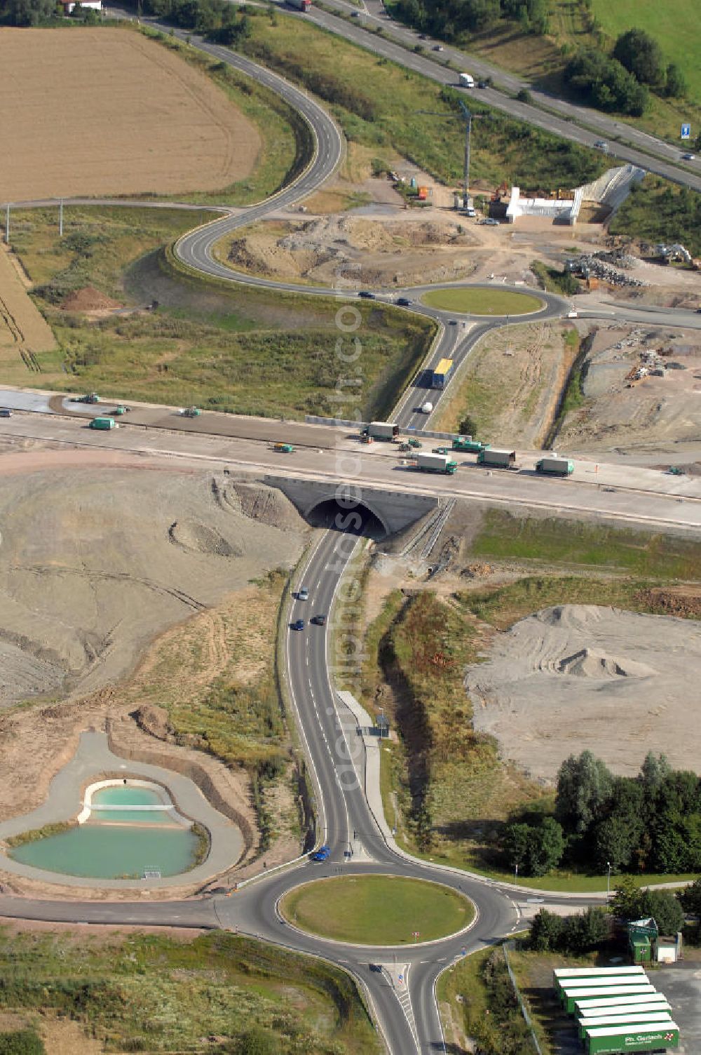 Eisenach from above - Blick auf die Baustelle der Ausfahrt / Anschlussstelle Eisenach-West der A4. Der Neubau ist Teil des Projekt Nordverlegung / Umfahrung Hörselberge der Autobahn E40 / A4 in Thüringen bei Eisenach. Durchgeführt werden die im Zuge dieses Projektes notwendigen Arbeiten unter an derem von den Mitarbeitern der Niederlassung Weimar der EUROVIA Verkehrsbau Union sowie der Niederlassungen Abbruch und Erdbau, Betonstraßenbau, Ingenieurbau und TECO Schallschutz der EUROVIA Beton sowie der DEGES.