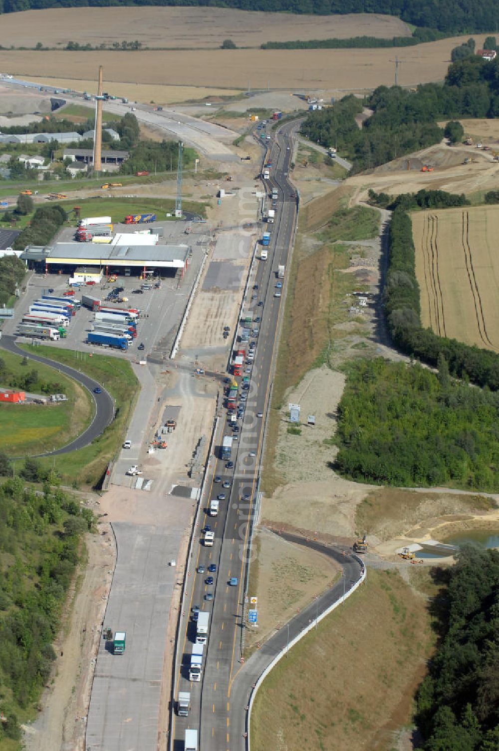 Eisenach from the bird's eye view: Blick auf die Baustelle einer Unterführung der A4 mit Regenrückhaltebecken westlich der Raststätte Eisenach. Der Neubau ist Teil des Projekt Nordverlegung / Umfahrung Hörselberge der Autobahn E40 / A4 in Thüringen bei Eisenach. Durchgeführt werden die im Zuge dieses Projektes notwendigen Arbeiten unter an derem von den Mitarbeitern der Niederlassung Weimar der EUROVIA Verkehrsbau Union sowie der Niederlassungen Abbruch und Erdbau, Betonstraßenbau, Ingenieurbau und TECO Schallschutz der EUROVIA Beton sowie der DEGES.