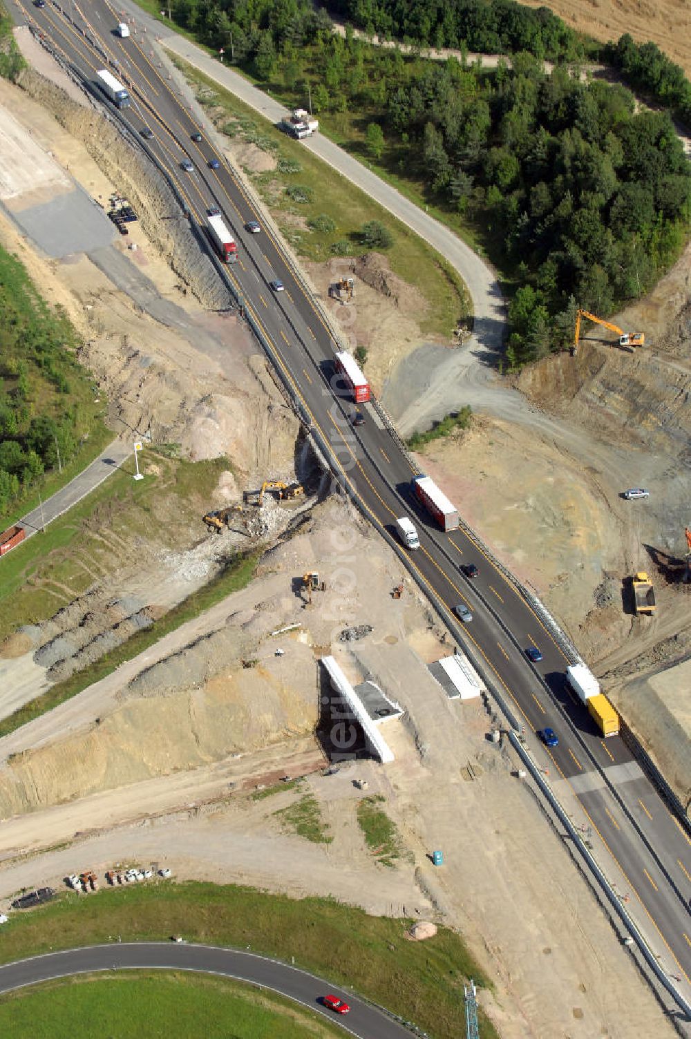 Eisenach from above - Blick auf die Baustelle zweier Unterführungen der A4 östlich der Raststätte Eisenach. Der Neubau ist Teil des Projekt Nordverlegung / Umfahrung Hörselberge der Autobahn E40 / A4 in Thüringen bei Eisenach. Durchgeführt werden die im Zuge dieses Projektes notwendigen Arbeiten unter an derem von den Mitarbeitern der Niederlassung Weimar der EUROVIA Verkehrsbau Union sowie der Niederlassungen Abbruch und Erdbau, Betonstraßenbau, Ingenieurbau und TECO Schallschutz der EUROVIA Beton sowie der DEGES.