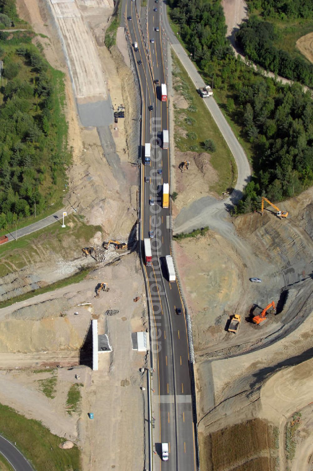 Aerial image Eisenach - Blick auf die Baustelle zweier Unterführungen der A4 östlich der Raststätte Eisenach. Der Neubau ist Teil des Projekt Nordverlegung / Umfahrung Hörselberge der Autobahn E40 / A4 in Thüringen bei Eisenach. Durchgeführt werden die im Zuge dieses Projektes notwendigen Arbeiten unter an derem von den Mitarbeitern der Niederlassung Weimar der EUROVIA Verkehrsbau Union sowie der Niederlassungen Abbruch und Erdbau, Betonstraßenbau, Ingenieurbau und TECO Schallschutz der EUROVIA Beton sowie der DEGES.