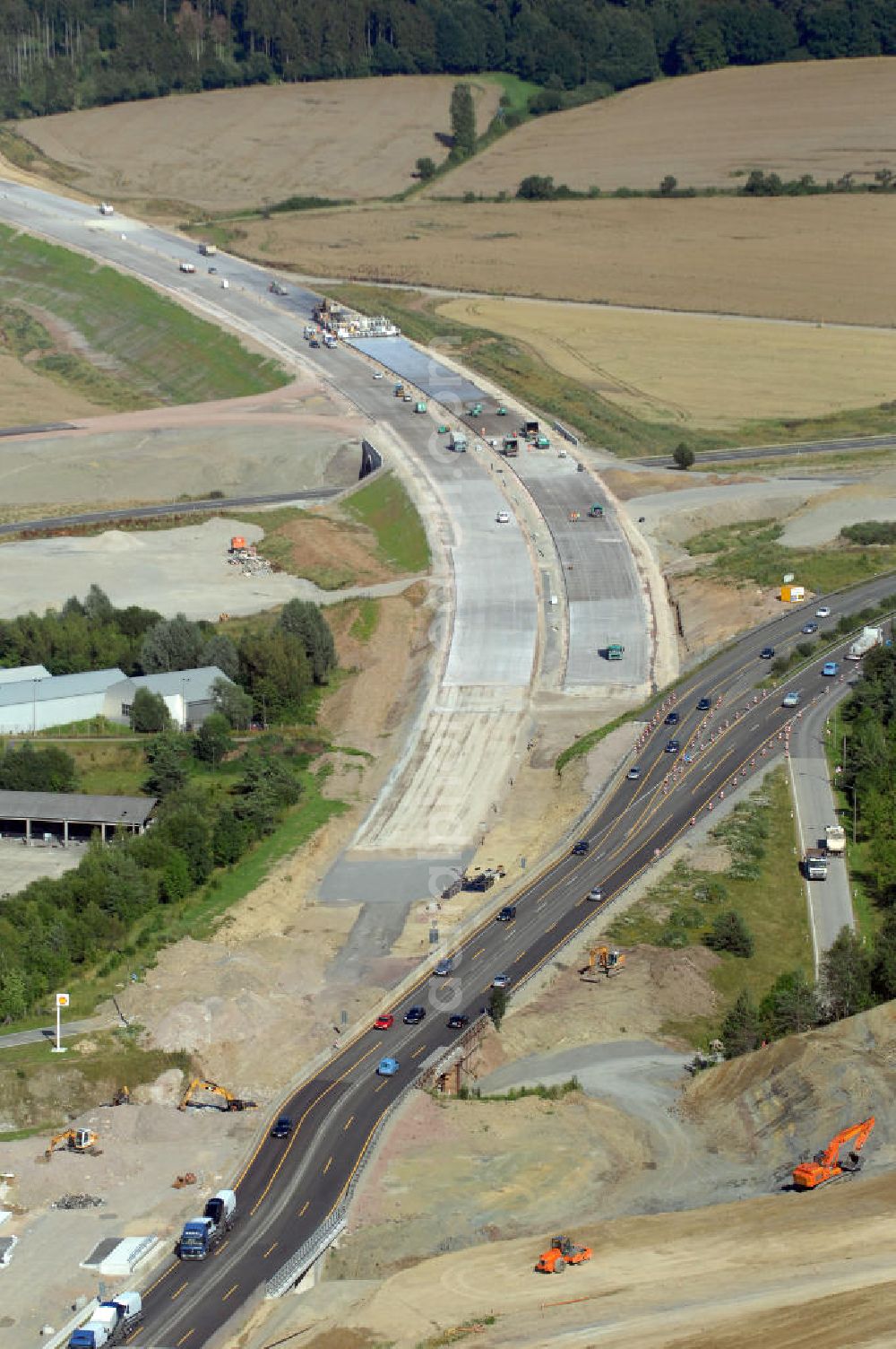 Eisenach from above - Blick auf die Baustelle des Übergang der alten A4 auf die neue A4 nahe der neuen Anschlussstelle Eisenach-West. Der Neubau ist Teil des Projekt Nordverlegung / Umfahrung Hörselberge der Autobahn E40 / A4 in Thüringen bei Eisenach. Durchgeführt werden die im Zuge dieses Projektes notwendigen Arbeiten unter an derem von den Mitarbeitern der Niederlassung Weimar der EUROVIA Verkehrsbau Union sowie der Niederlassungen Abbruch und Erdbau, Betonstraßenbau, Ingenieurbau und TECO Schallschutz der EUROVIA Beton sowie der DEGES.