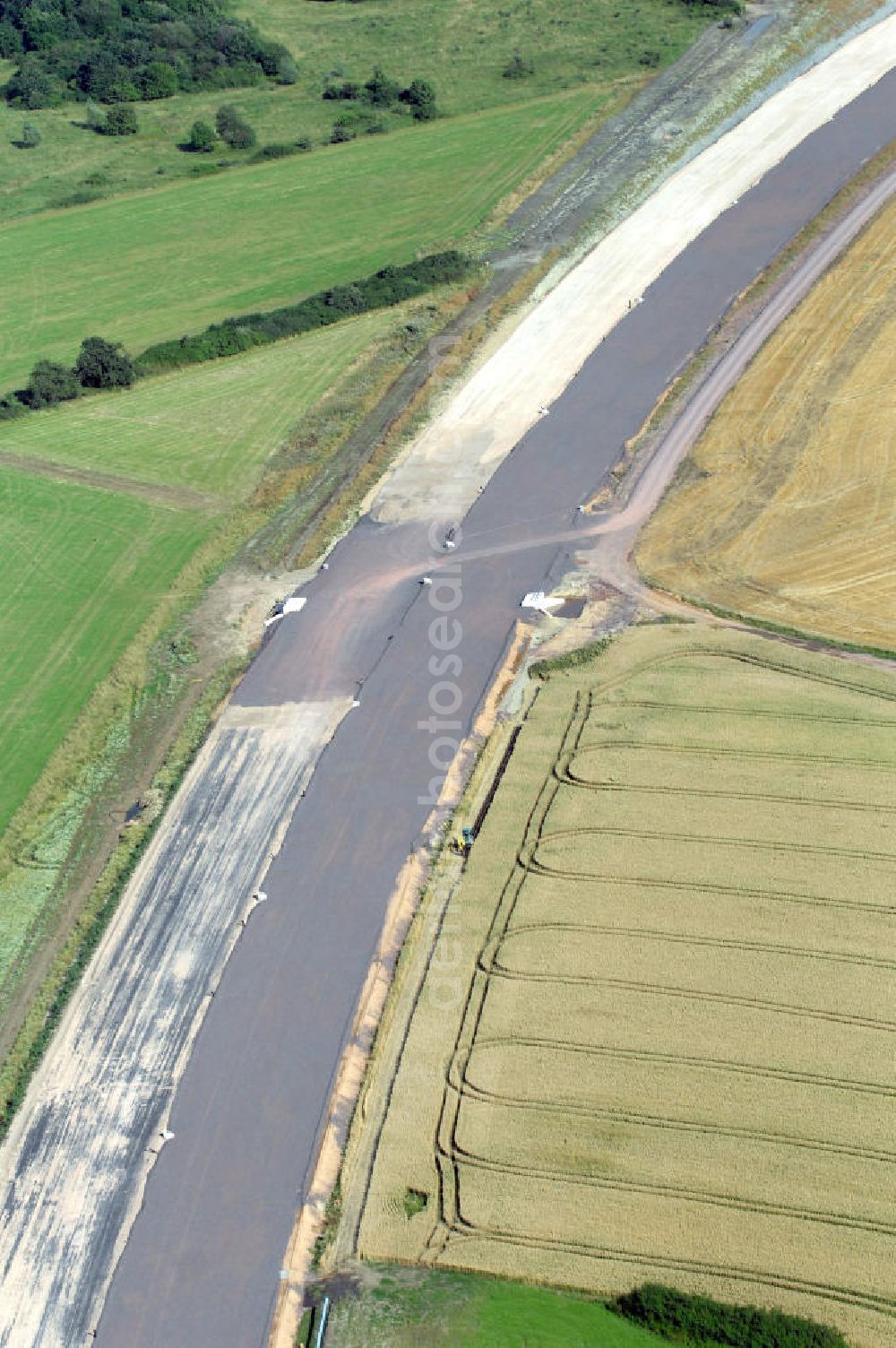 Aerial photograph Ettenhausen - Blick auf die Baustelle einer Unterführung der A4 bei Ettenhausen. Der Neubau ist Teil des Projekt Nordverlegung / Umfahrung Hörselberge der Autobahn E40 / A4 in Thüringen bei Eisenach. Durchgeführt werden die im Zuge dieses Projektes notwendigen Arbeiten unter an derem von den Mitarbeitern der Niederlassung Weimar der EUROVIA Verkehrsbau Union sowie der Niederlassungen Abbruch und Erdbau, Betonstraßenbau, Ingenieurbau und TECO Schallschutz der EUROVIA Beton sowie der DEGES.