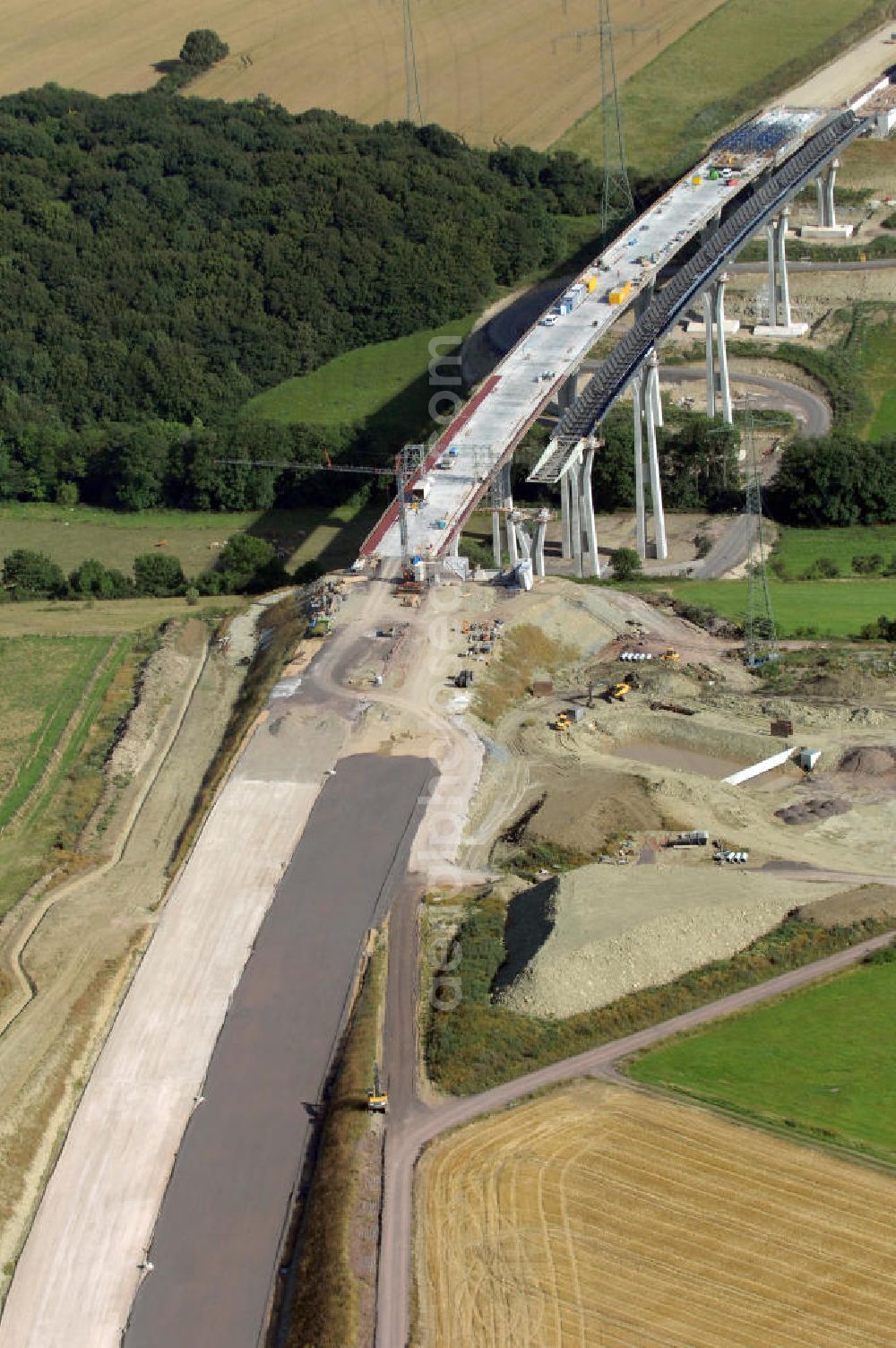 Ettenhausen from above - Blick auf die Baustelle der neuen Nessetalbrücke mit einer Länge von 380 m. Die Brücke ist Teil des Projekt Nordverlegung / Umfahrung Hörselberge der Autobahn E40 / A4 in Thüringen bei Eisenach. Durchgeführt werden die im Zuge dieses Projektes notwendigen Arbeiten unter an derem von den Mitarbeitern der Niederlassung Weimar der EUROVIA Verkehrsbau Union sowie der Niederlassungen Abbruch und Erdbau, Betonstraßenbau, Ingenieurbau und TECO Schallschutz der EUROVIA Beton sowie der DEGES.