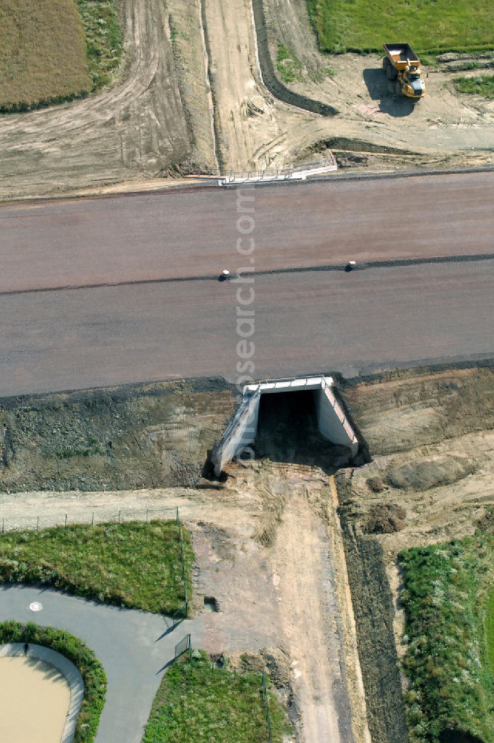 Großenlupnitz from above - Blick auf die Baustelle einer Unterführung der A4 bei Großenlupnitz. Der Neubau ist Teil des Projekt Nordverlegung / Umfahrung Hörselberge der Autobahn E40 / A4 in Thüringen bei Eisenach. Durchgeführt werden die im Zuge dieses Projektes notwendigen Arbeiten unter an derem von den Mitarbeitern der Niederlassung Weimar der EUROVIA Verkehrsbau Union sowie der Niederlassungen Abbruch und Erdbau, Betonstraßenbau, Ingenieurbau und TECO Schallschutz der EUROVIA Beton sowie der DEGES.