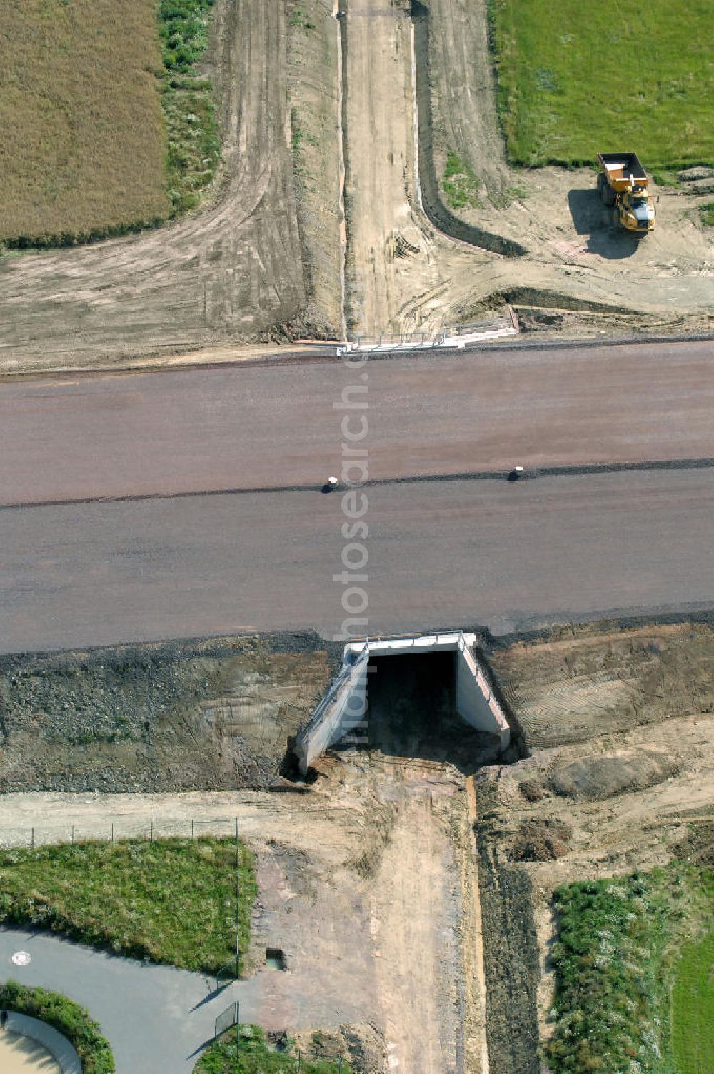 Großenlupnitz from the bird's eye view: Blick auf die Baustelle einer Unterführung der A4 bei Großenlupnitz. Der Neubau ist Teil des Projekt Nordverlegung / Umfahrung Hörselberge der Autobahn E40 / A4 in Thüringen bei Eisenach. Durchgeführt werden die im Zuge dieses Projektes notwendigen Arbeiten unter an derem von den Mitarbeitern der Niederlassung Weimar der EUROVIA Verkehrsbau Union sowie der Niederlassungen Abbruch und Erdbau, Betonstraßenbau, Ingenieurbau und TECO Schallschutz der EUROVIA Beton sowie der DEGES.