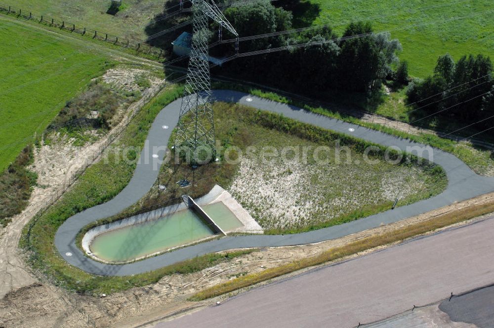 Großenlupnitz from the bird's eye view: Blick auf ein Regenrückehaltebecken neben der Baustelle der neuen Böbertalbrücke mit einer Länge von 370 m. Das Rückhaltebecken ist Teil des Projekt Nordverlegung / Umfahrung Hörselberge der Autobahn E40 / A4 in Thüringen bei Eisenach. Durchgeführt werden die im Zuge dieses Projektes notwendigen Arbeiten unter an derem von den Mitarbeitern der Niederlassung Weimar der EUROVIA Verkehrsbau Union sowie der Niederlassungen Abbruch und Erdbau, Betonstraßenbau, Ingenieurbau und TECO Schallschutz der EUROVIA Beton sowie der DEGES.