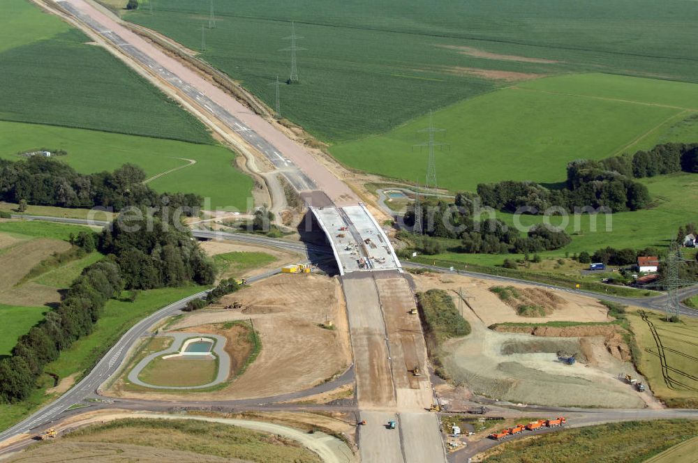 Großenlupnitz from above - Blick auf die Baustelle der neuen Böbertalbrücke mit einer Länge von 370 m an der Ausfahrt / Anschlussstelle Eisenach-Ost mit einem neuen Regenrückhaltebecken. Die Brücke ist Teil des Projekt Nordverlegung / Umfahrung Hörselberge der Autobahn E40 / A4 in Thüringen bei Eisenach. Durchgeführt werden die im Zuge dieses Projektes notwendigen Arbeiten unter an derem von den Mitarbeitern der Niederlassung Weimar der EUROVIA Verkehrsbau Union sowie der Niederlassungen Abbruch und Erdbau, Betonstraßenbau, Ingenieurbau und TECO Schallschutz der EUROVIA Beton sowie der DEGES.