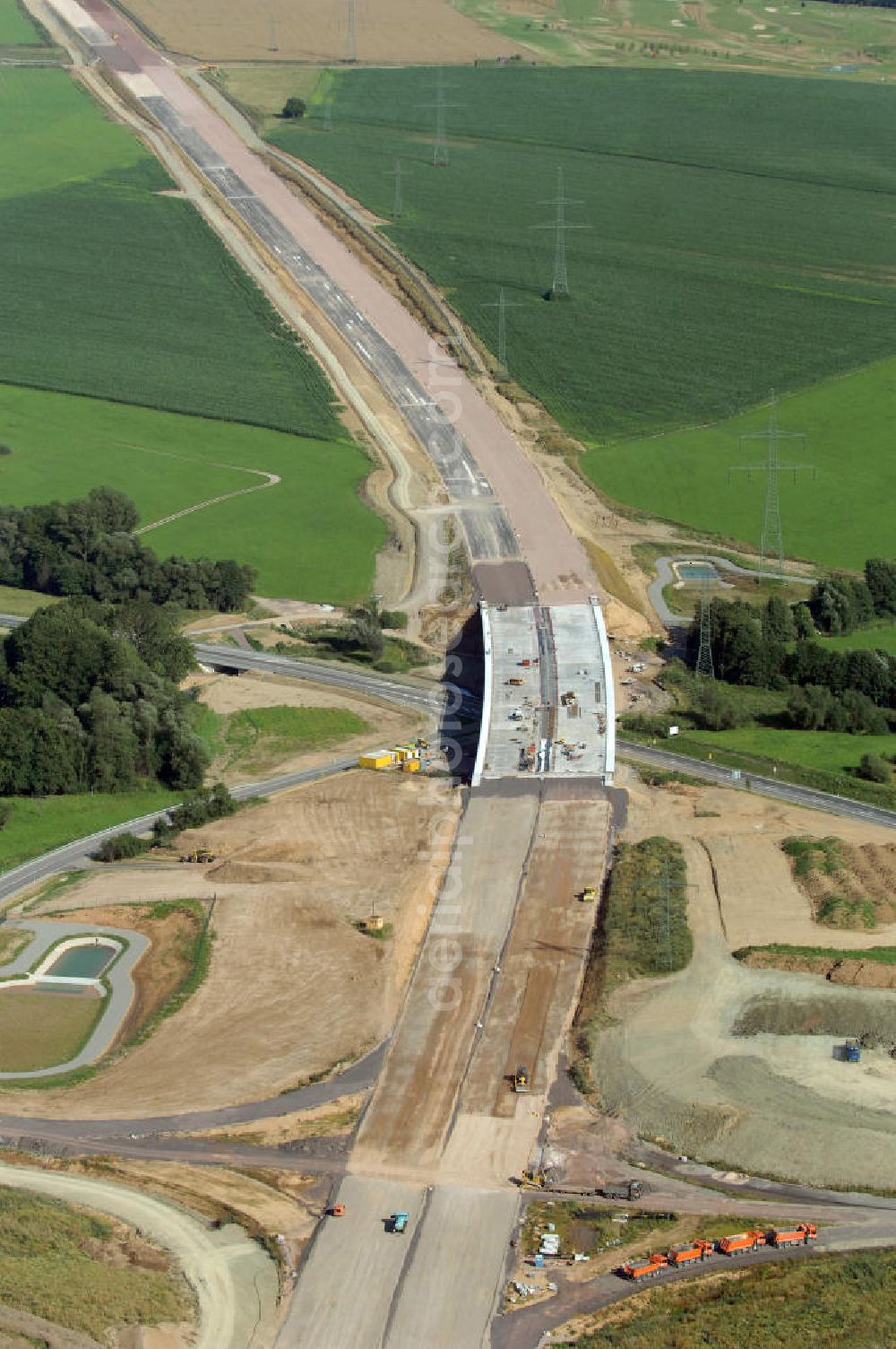 Großenlupnitz from the bird's eye view: Blick auf die Baustelle der neuen Böbertalbrücke mit einer Länge von 370 m an der Ausfahrt / Anschlussstelle Eisenach-Ost mit einem neuen Regenrückhaltebecken. Die Brücke ist Teil des Projekt Nordverlegung / Umfahrung Hörselberge der Autobahn E40 / A4 in Thüringen bei Eisenach. Durchgeführt werden die im Zuge dieses Projektes notwendigen Arbeiten unter an derem von den Mitarbeitern der Niederlassung Weimar der EUROVIA Verkehrsbau Union sowie der Niederlassungen Abbruch und Erdbau, Betonstraßenbau, Ingenieurbau und TECO Schallschutz der EUROVIA Beton sowie der DEGES.