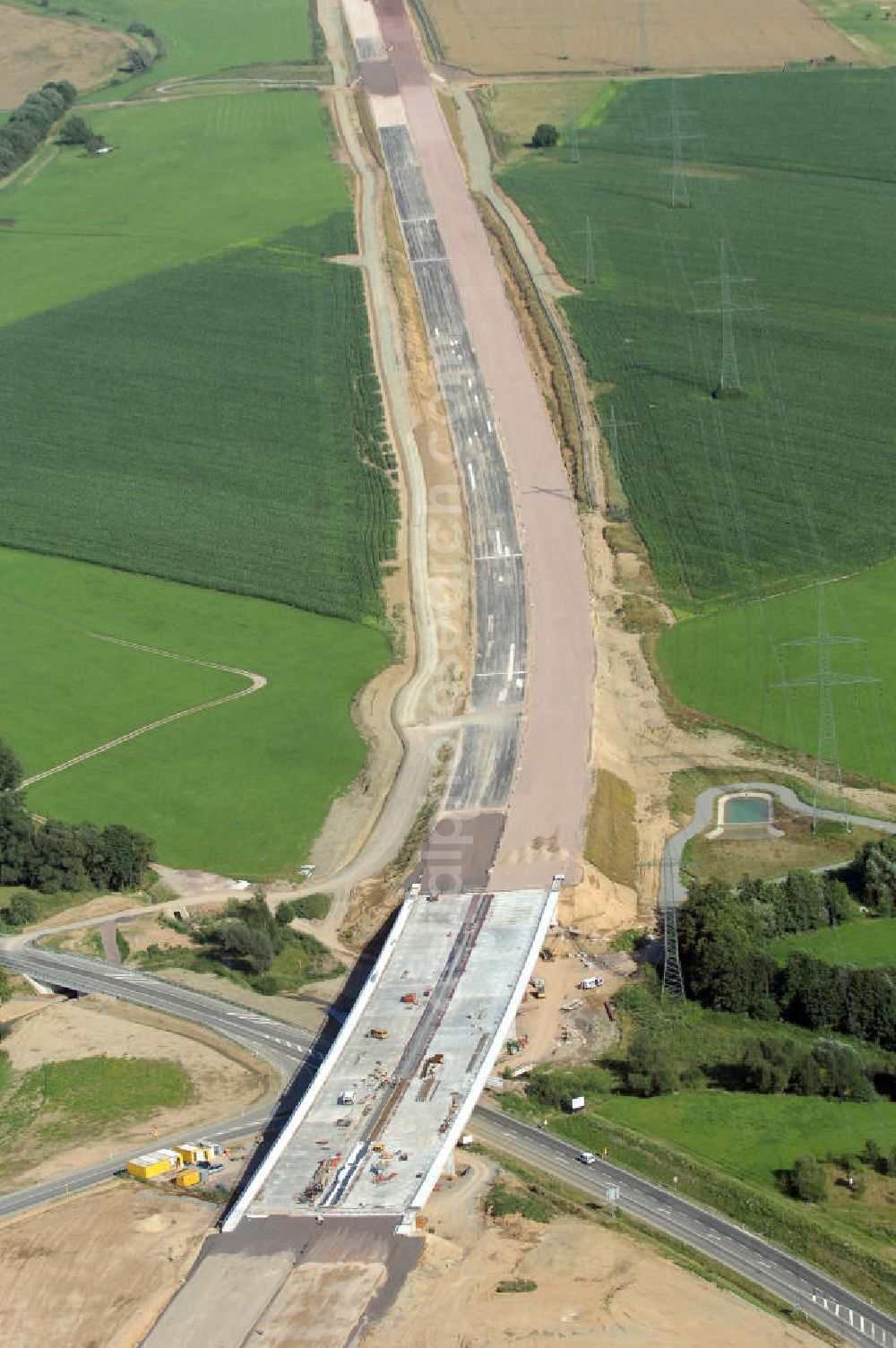 Aerial photograph Großenlupnitz - Blick auf die Baustelle der neuen Böbertalbrücke mit einer Länge von 370 m. Die Brücke ist Teil des Projekt Nordverlegung / Umfahrung Hörselberge der Autobahn E40 / A4 in Thüringen bei Eisenach. Durchgeführt werden die im Zuge dieses Projektes notwendigen Arbeiten unter an derem von den Mitarbeitern der Niederlassung Weimar der EUROVIA Verkehrsbau Union sowie der Niederlassungen Abbruch und Erdbau, Betonstraßenbau, Ingenieurbau und TECO Schallschutz der EUROVIA Beton sowie der DEGES.