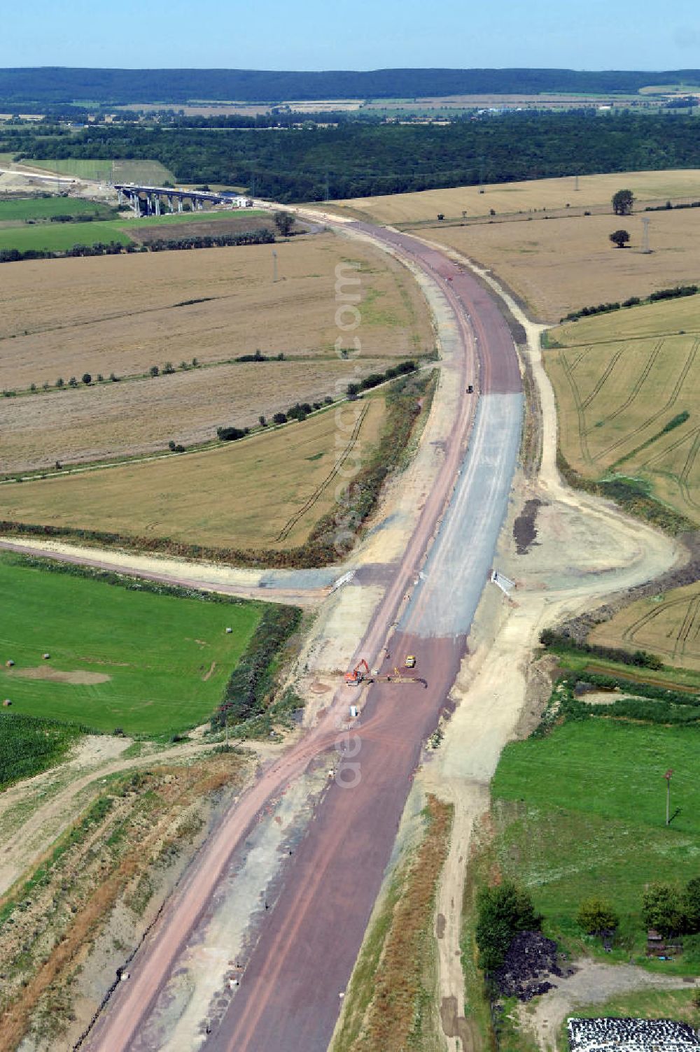 Aerial photograph Hastrungsfeld - Blick auf die Baustelle der A4 mit einer Unterführung bei Hastrungsfeld. Der Neubau ist Teil des Projekt Nordverlegung / Umfahrung Hörselberge der Autobahn E40 / A4 in Thüringen bei Eisenach. Durchgeführt werden die im Zuge dieses Projektes notwendigen Arbeiten unter an derem von den Mitarbeitern der Niederlassung Weimar der EUROVIA Verkehrsbau Union sowie der Niederlassungen Abbruch und Erdbau, Betonstraßenbau, Ingenieurbau und TECO Schallschutz der EUROVIA Beton sowie der DEGES.