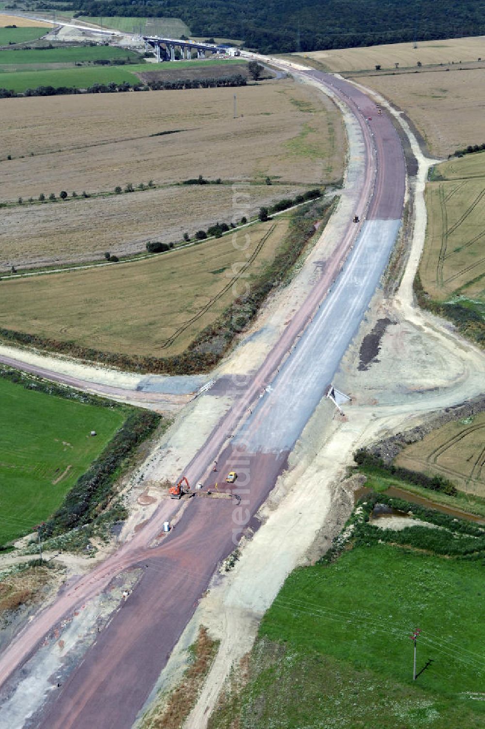 Hastrungsfeld from above - Blick auf die Baustelle der A4 mit einer Unterführung bei Hastrungsfeld. Der Neubau ist Teil des Projekt Nordverlegung / Umfahrung Hörselberge der Autobahn E40 / A4 in Thüringen bei Eisenach. Durchgeführt werden die im Zuge dieses Projektes notwendigen Arbeiten unter an derem von den Mitarbeitern der Niederlassung Weimar der EUROVIA Verkehrsbau Union sowie der Niederlassungen Abbruch und Erdbau, Betonstraßenbau, Ingenieurbau und TECO Schallschutz der EUROVIA Beton sowie der DEGES.