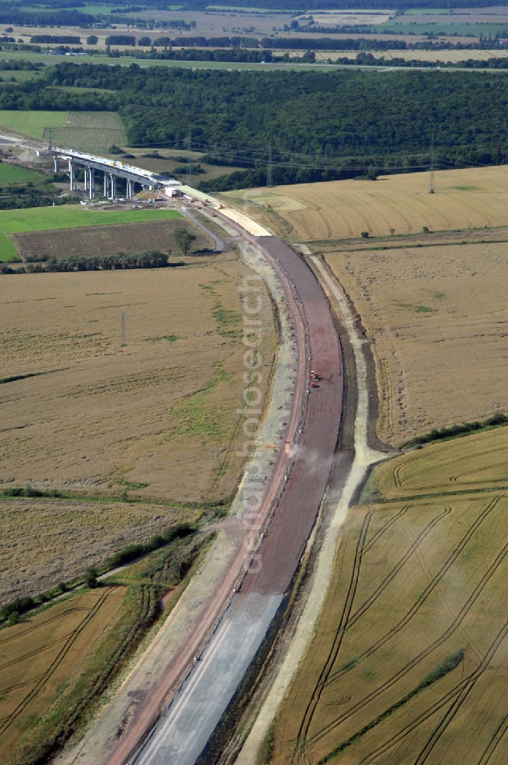 Aerial photograph Hastrungsfeld - Blick auf den Richtungsverlauf der Baustelle A4 in Richtung Nessetalbrücke. Der Neubau ist Teil des Projekt Nordverlegung / Umfahrung Hörselberge der Autobahn E40 / A4 in Thüringen bei Eisenach. Durchgeführt werden die im Zuge dieses Projektes notwendigen Arbeiten unter an derem von den Mitarbeitern der Niederlassung Weimar der EUROVIA Verkehrsbau Union sowie der Niederlassungen Abbruch und Erdbau, Betonstraßenbau, Ingenieurbau und TECO Schallschutz der EUROVIA Beton sowie der DEGE??