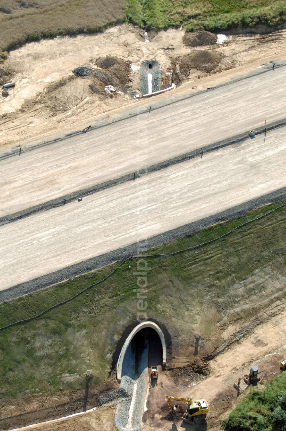 Hötzelsroda from above - Blick auf die Baustelle einer Unterführung der A4 westlich von Hötzelsroda. Der Neubau ist Teil des Projekt Nordverlegung / Umfahrung Hörselberge der Autobahn E40 / A4 in Thüringen bei Eisenach. Durchgeführt werden die im Zuge dieses Projektes notwendigen Arbeiten unter an derem von den Mitarbeitern der Niederlassung Weimar der EUROVIA Verkehrsbau Union sowie der Niederlassungen Abbruch und Erdbau, Betonstraßenbau, Ingenieurbau und TECO Schallschutz der EUROVIA Beton sowie der DEGES.