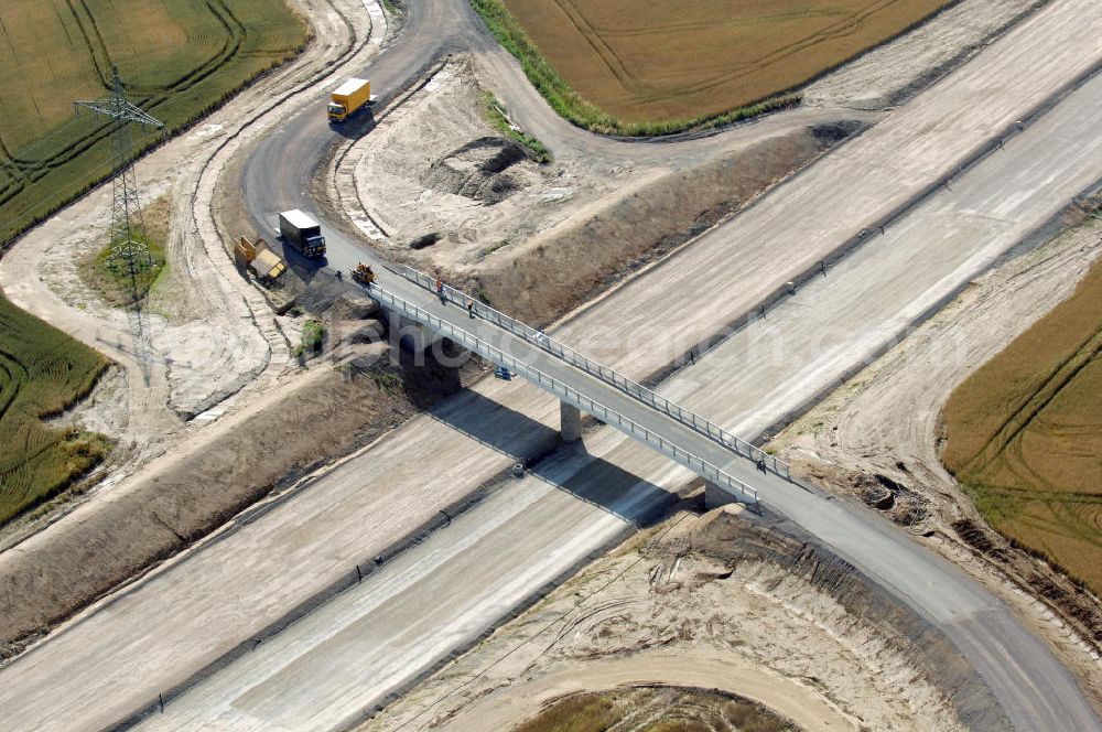 Hötzelsroda from the bird's eye view: Blick auf die Baustelle der Strassenbrücke zwischen Hötzelsroda und Bolleroda welche über die A4 führt. Der Neubau ist Teil des Projekt Nordverlegung / Umfahrung Hörselberge der Autobahn E40 / A4 in Thüringen bei Eisenach. Durchgeführt werden die im Zuge dieses Projektes notwendigen Arbeiten unter an derem von den Mitarbeitern der Niederlassung Weimar der EUROVIA Verkehrsbau Union sowie der Niederlassungen Abbruch und Erdbau, Betonstraßenbau, Ingenieurbau und TECO Schallschutz der EUROVIA Beton sowie der DEGES.