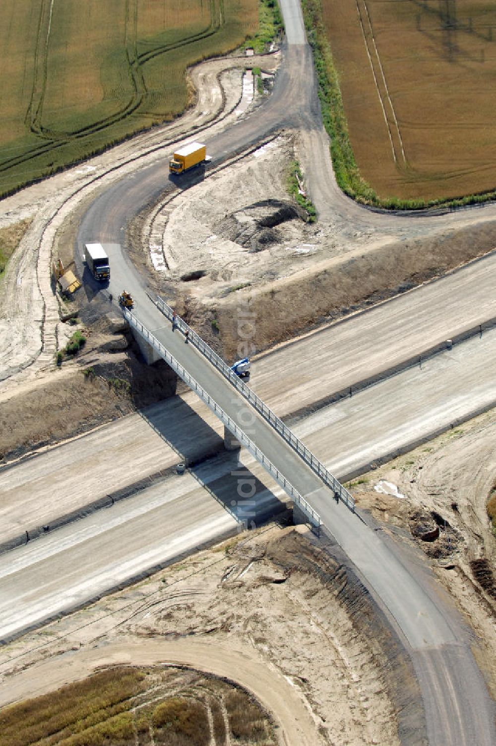 Aerial image Hötzelsroda - Blick auf die Baustelle der Strassenbrücke zwischen Hötzelsroda und Bolleroda welche über die A4 führt. Der Neubau ist Teil des Projekt Nordverlegung / Umfahrung Hörselberge der Autobahn E40 / A4 in Thüringen bei Eisenach. Durchgeführt werden die im Zuge dieses Projektes notwendigen Arbeiten unter an derem von den Mitarbeitern der Niederlassung Weimar der EUROVIA Verkehrsbau Union sowie der Niederlassungen Abbruch und Erdbau, Betonstraßenbau, Ingenieurbau und TECO Schallschutz der EUROVIA Beton sowie der DEGES.