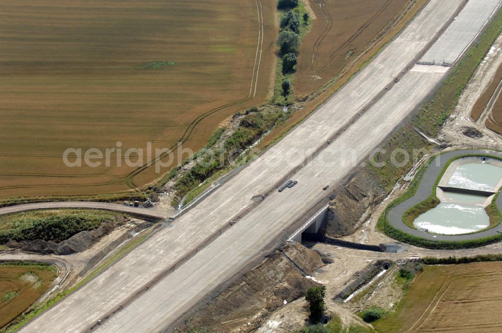 Hötzelsroda from above - Blick auf die Baustelle einer Unterführung der A4 mit Regenrückhaltebecken östlich von Hötzelsroda. Der Neubau ist Teil des Projekt Nordverlegung / Umfahrung Hörselberge der Autobahn E40 / A4 in Thüringen bei Eisenach. Durchgeführt werden die im Zuge dieses Projektes notwendigen Arbeiten unter an derem von den Mitarbeitern der Niederlassung Weimar der EUROVIA Verkehrsbau Union sowie der Niederlassungen Abbruch und Erdbau, Betonstraßenbau, Ingenieurbau und TECO Schallschutz der EUROVIA Beton sowie der DEGES.