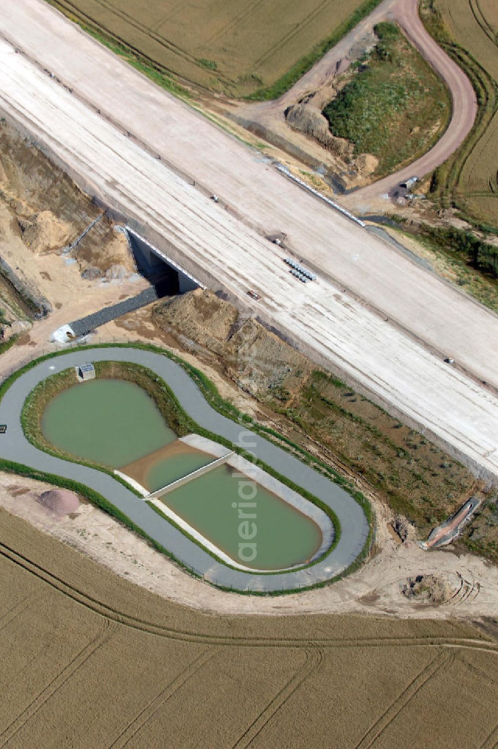 Hötzelsroda from the bird's eye view: Blick auf die Baustelle einer Unterführung der A4 mit Regenrückhaltebecken östlich von Hötzelsroda. Der Neubau ist Teil des Projekt Nordverlegung / Umfahrung Hörselberge der Autobahn E40 / A4 in Thüringen bei Eisenach. Durchgeführt werden die im Zuge dieses Projektes notwendigen Arbeiten unter an derem von den Mitarbeitern der Niederlassung Weimar der EUROVIA Verkehrsbau Union sowie der Niederlassungen Abbruch und Erdbau, Betonstraßenbau, Ingenieurbau und TECO Schallschutz der EUROVIA Beton sowie der DEGES.