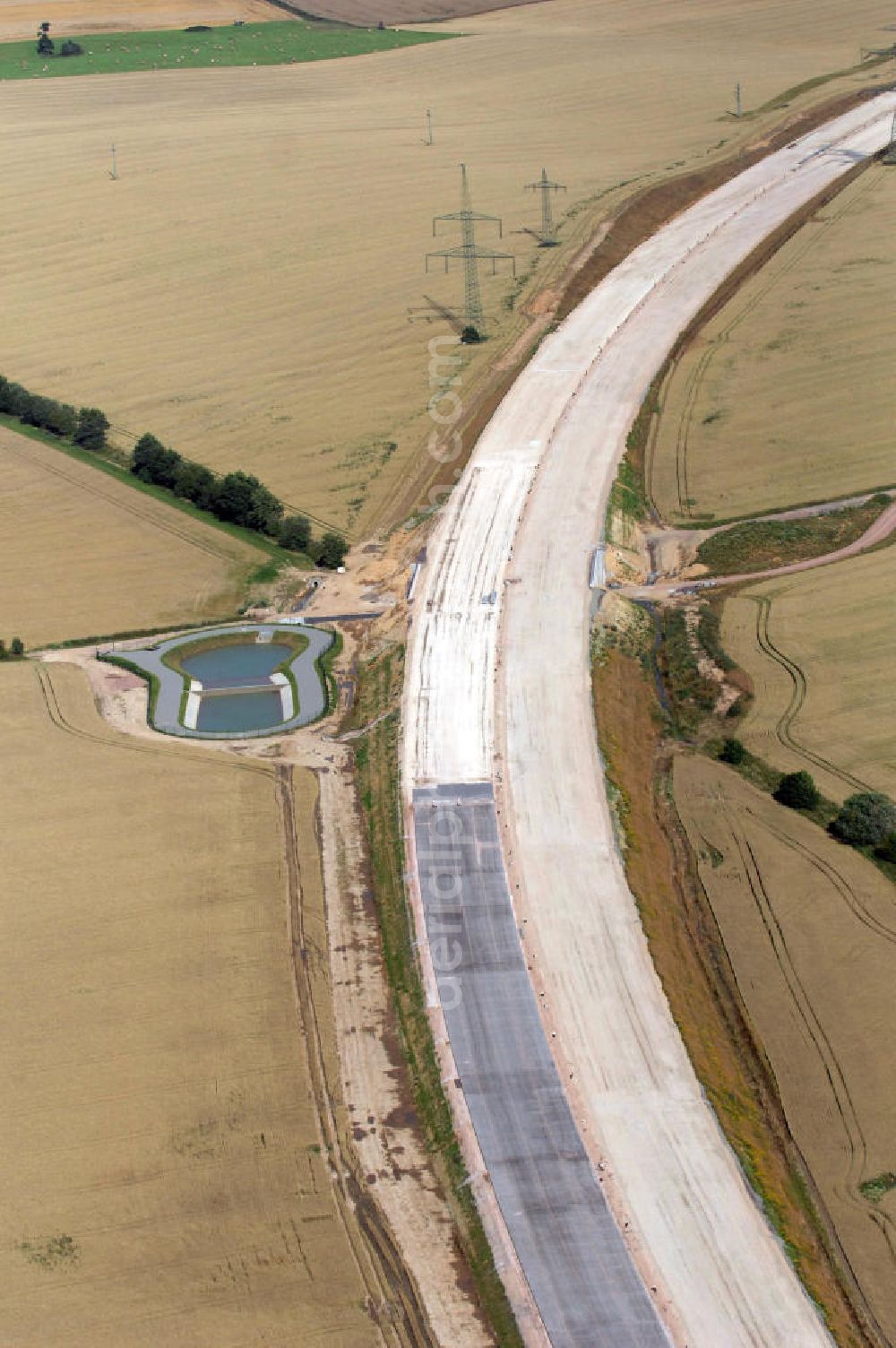 Aerial photograph Hötzelsroda - Blick auf die Baustelle einer Unterführung der A4 mit Regenrückhaltebecken östlich von Hötzelsroda. Der Neubau ist Teil des Projekt Nordverlegung / Umfahrung Hörselberge der Autobahn E40 / A4 in Thüringen bei Eisenach. Durchgeführt werden die im Zuge dieses Projektes notwendigen Arbeiten unter an derem von den Mitarbeitern der Niederlassung Weimar der EUROVIA Verkehrsbau Union sowie der Niederlassungen Abbruch und Erdbau, Betonstraßenbau, Ingenieurbau und TECO Schallschutz der EUROVIA Beton sowie der DEGES.